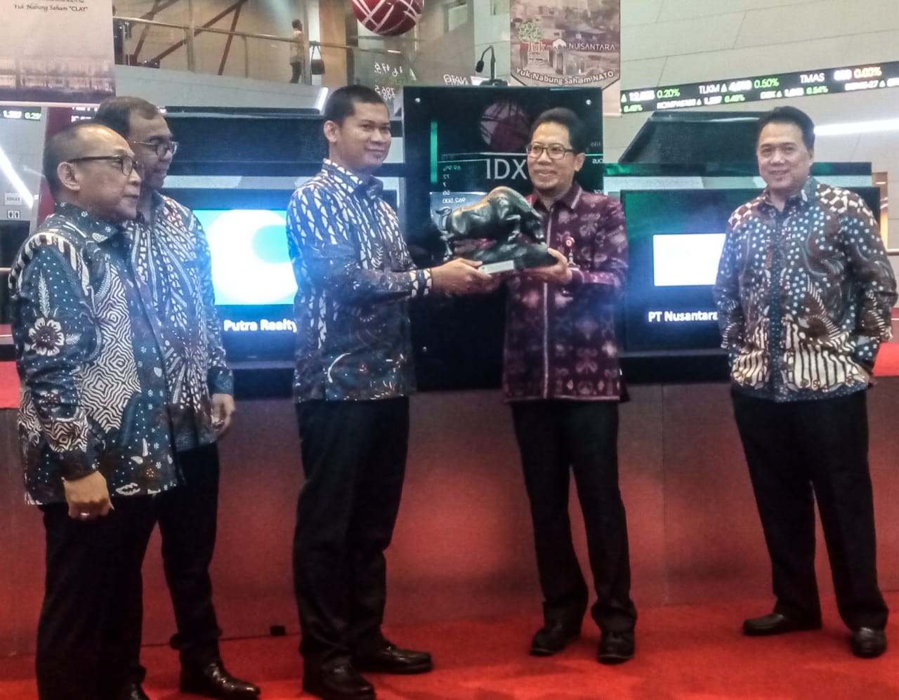 Suspensi Dibuka, Saham Oesman Sapta Odang (CLAY) Lanjut Menguat?