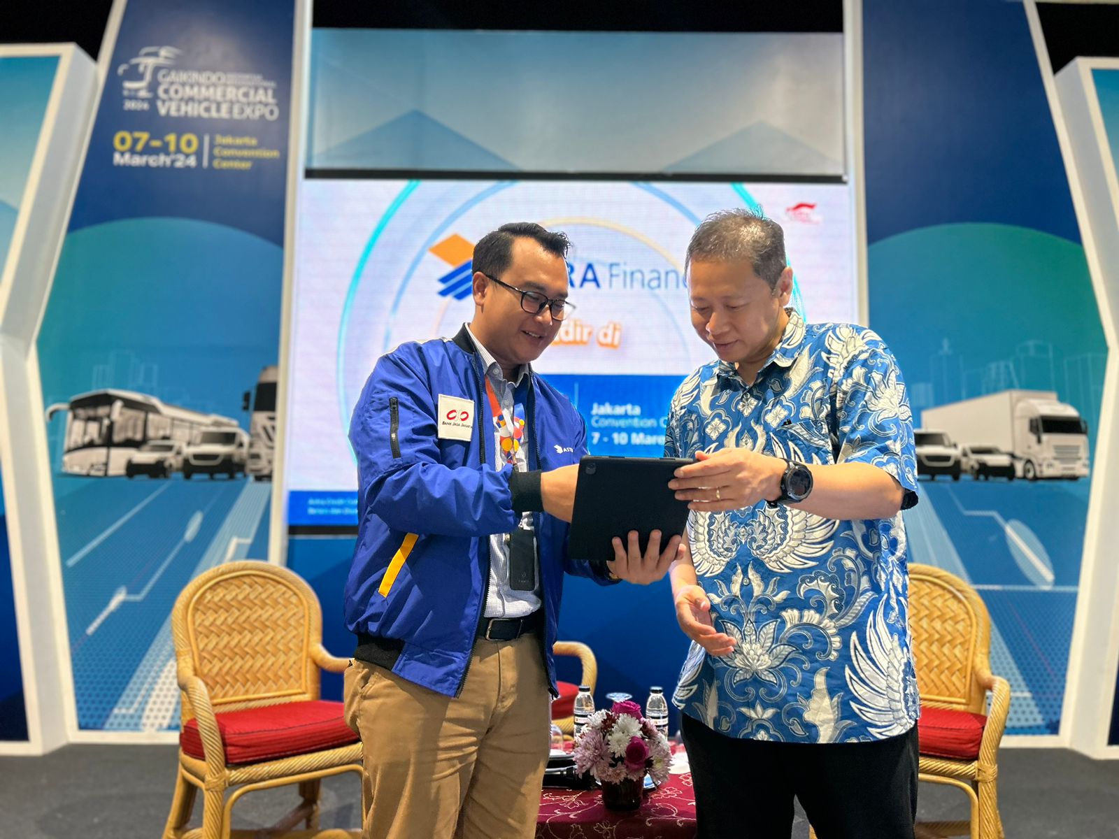 Branch Manager PT Bank Jasa Jakarta, Surya Lumantau (kiri) dan Direktur Direktur PT Ardya Prima Internusa, Eduard Winata (kanan) pada Astra Financial Talk di GIICOMVEC terkait bagaimana BJJ membantu pertumbuhan bisnis nasabahnya yang berlangsung di Jakarta Convention Center (JCC) pada Kamis, 7 Maret 2023. dok. Astra Financial. Astra Financial Talk di GIICOMVEC 2024: Dari BJJ Untuk Nasabah Setia