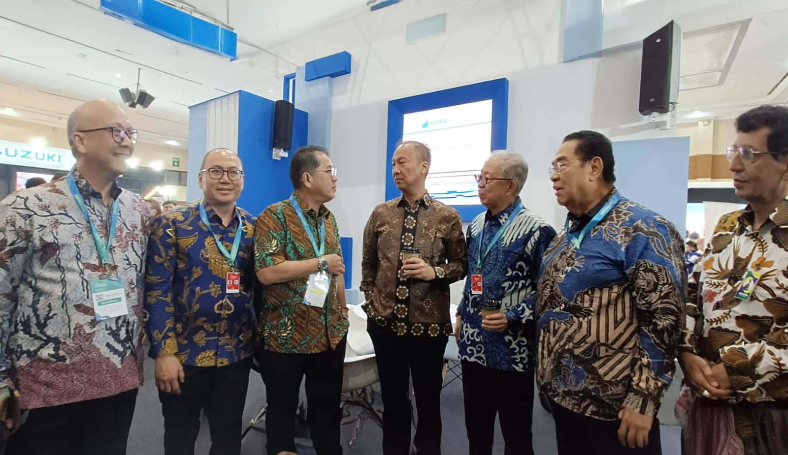 Kiri-kanan: President Director PT Bank Jasa Jakarta, Leo Koesmanto; Bendahara GAIKINDO, Anton Kumonty; PT Project Director Astra Financial Event 2024, Tan Chian Hok; Menteri Perindustrian Agus Gumiwang Kartasasmita; Ketua Umum GAIKINDO, Yohannes Nangoi; Ketua III GAIKINDO, Rizwan Alamsjah; Direktur Jenderal Kementerian Perindustrian Republik Indonesia, Taufik Bawazier. dok. Astra Financial. GIICOMVEC 2024, Jangan Lewatkan Program Menarik Astra Financial