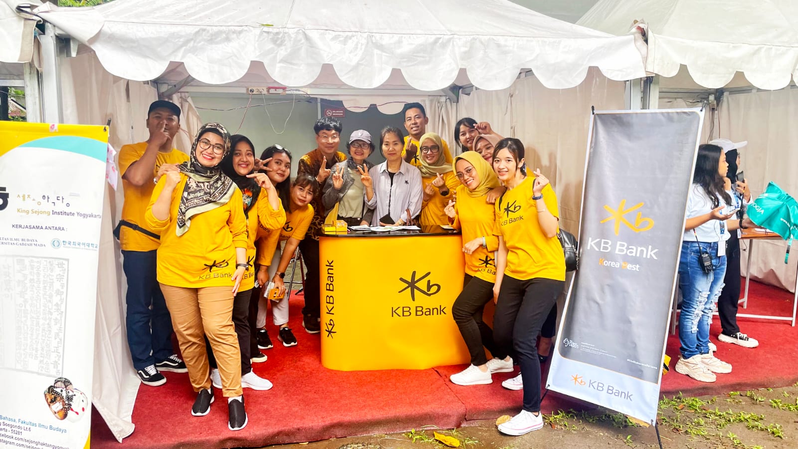 Direktur Utama KB Bank Tom (Woo Yeul) Lee (belakang tengah). dok. KB Bank. Kolaborasi Budaya, KB Bank Dukung Korean Festival Day di UGM