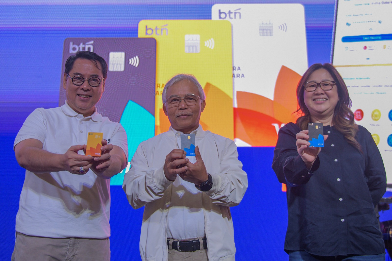 Direktur Distribution & Institutional Funding PT Bank Tabungan Negara (Persero) Tbk, Jasmin (tengah) bersama Presiden Direktur PT Visa Worldwide Indonesia, Riko Abdurrahman (kiri) dan Direktur Mall Kota Kasablanka, Lusiana (kanan) menunjukkan kartu Debit BTN Visa Contactless saat acara peluncuran kartu Debit BTN Visa Contactless di Jakarta, Sabtu (9/3). BTN Luncurkan Kartu Debit BTN Visa Contactless