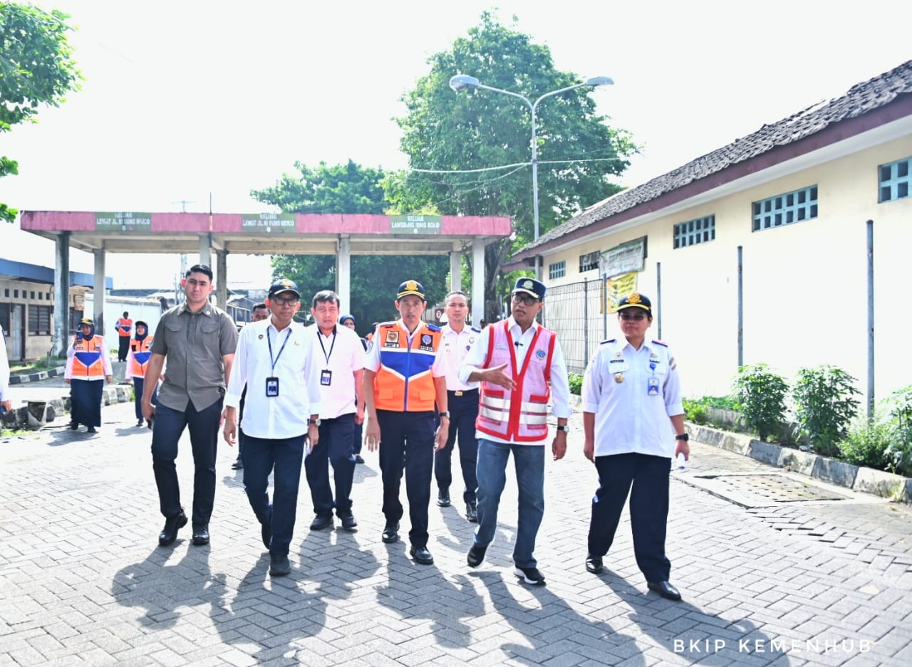 Menteri Perhubungan Budi Karya Sumadi mengecek Terminal Tipe A Giwangan Yogyakarta yang akan segera direvitalisasi, Senin (11/3). Seluruh Terminal Akan Direvitalisasi Untuk Tingkatkan Layanan Angkutan