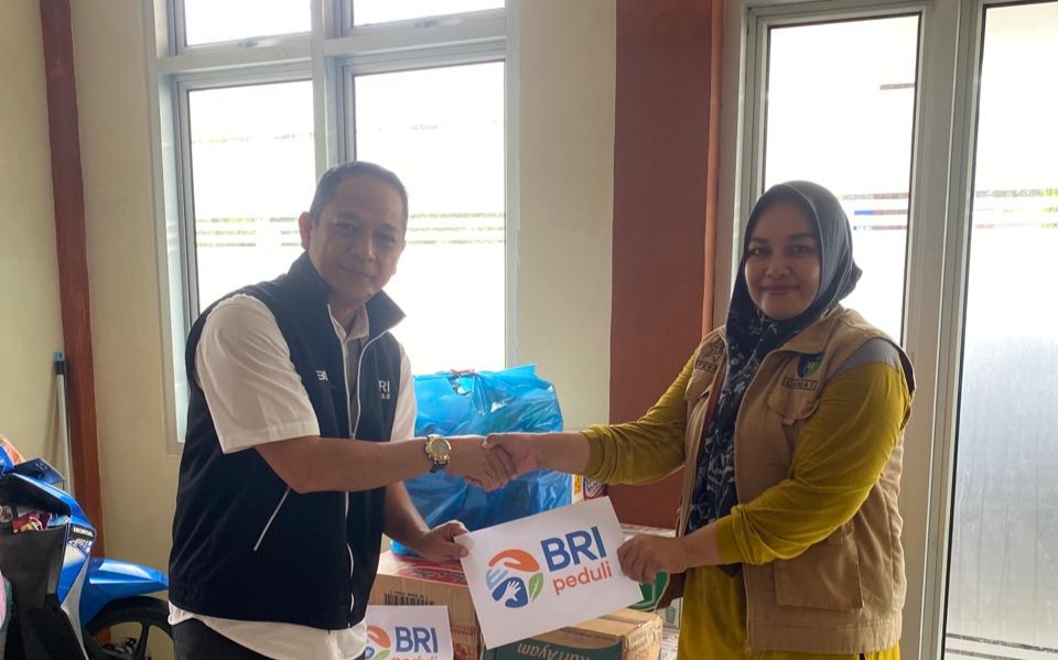 PT Bank Rakyat Indonesia (Persero) Tbk. (BBRI), atau BRI Peduli melalui aktivitas Corporate Social Responsibility (CSR) BRI Peduli bergerak cepat menyalurkan bantuan tanggap bencana bagi warga terdampak. dok. BRI. BRI Peduli Salurkan Bantuan Warga Terdampak Banjir di Sumbar dan Jabar
