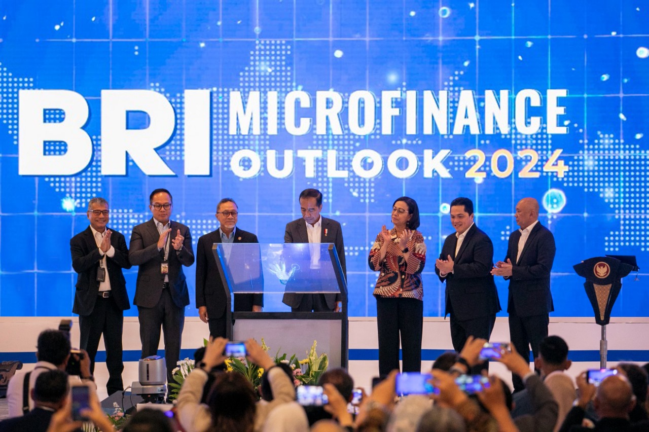 Presiden Joko Widodo membuka gelaran BRI Microfinance Outlook 2024 pada 7 Maret 2024, didampingi sejumlah menteri Kabinet Indonesia Maju. dok. BRI. Direktur ADB dan Peneliti Harvard University Bicara Inklusi Keuangan