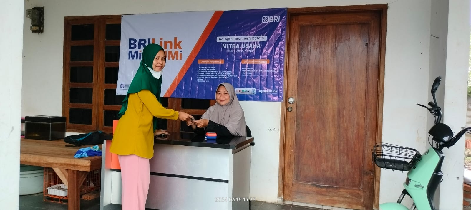 Hj. Caryati agen BRILink, di Dusun Sukajaya, Desa Dayeuhluhur, Kecamatan Tempuran, Kabupaten Karawang, Jawa Barat. dok.BRI. Kisah Agen Mitra UMi, Tambah Penghasilan Juga Bantu Ekonomi Warga