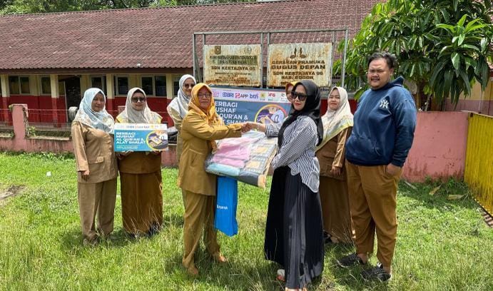 Penerima mushaf bersama Journalist Photo Economic Group (JPEG) memperlihatkan donasi berupa perlengkapan ibadah dalam rangka menyambut Bulan Suci Ramadhan 1445 H, Sabtu (16/3). Berbagi Mushaf di Bulan Suci Ramadhan 1445 H