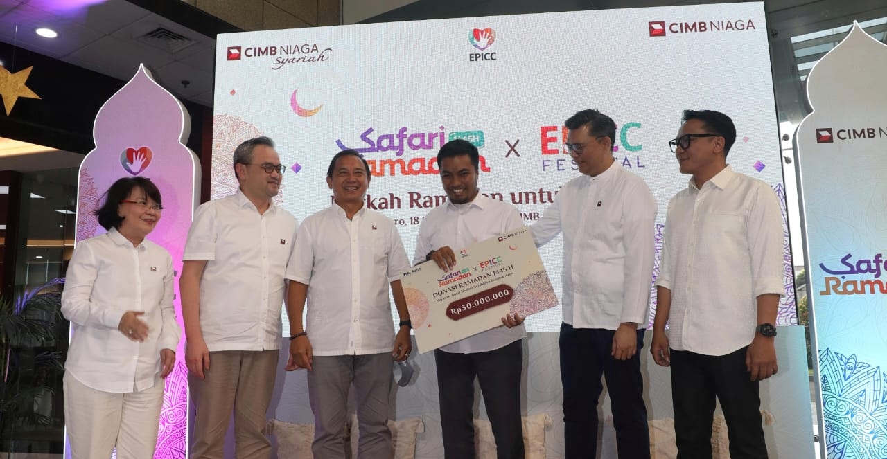 CIMB Niaga memberikan donasi secara simbolis kepada perwakilan Yayasan Amal Sholeh Sejahtera di sela Safari Ramadan 2024 di Griya CIMB Niaga Bintaro, Tangerang Selatan, Senin (18/3/2024). dok. ist. CIMB Niaga Gelar Safari Ramadan 2024, Sambil Bagikan Donasi