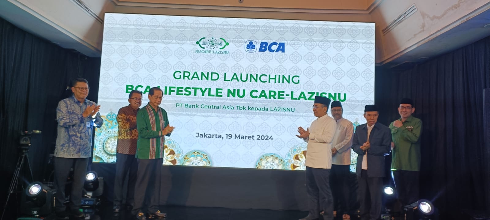 Presiden Direktur BCA Jahja Setiaatmadja (ketiga kiri) didampingi Ketua Umum PBNU KH. Yahya Cholil Staquf (Gus Yahya) (keempat kanan), Direktur BCA John Kosasih (kiri), Direktur BCA Antonius Widodo Mulyono (kedua kiri), Sekretaris Jenderal PBNU KH Saifullah Yusuf (Gus Ipul) (ketiga kanan), Ketua PBNU KH Chairul Saleh Rasyid (kedua kanan), Ketua LAZISNU Ali Hasan Al Bahar (Habib Ali) (kanan) saat seremoni peluncuran fitur BCA Lifestyle NU Care-LazisNU, Rabu (19/3/2024). dok. BCA. BCA Lifestyle NU Care-LazisNU, Permudah Nasabah Beri Donasi dan Zakat
