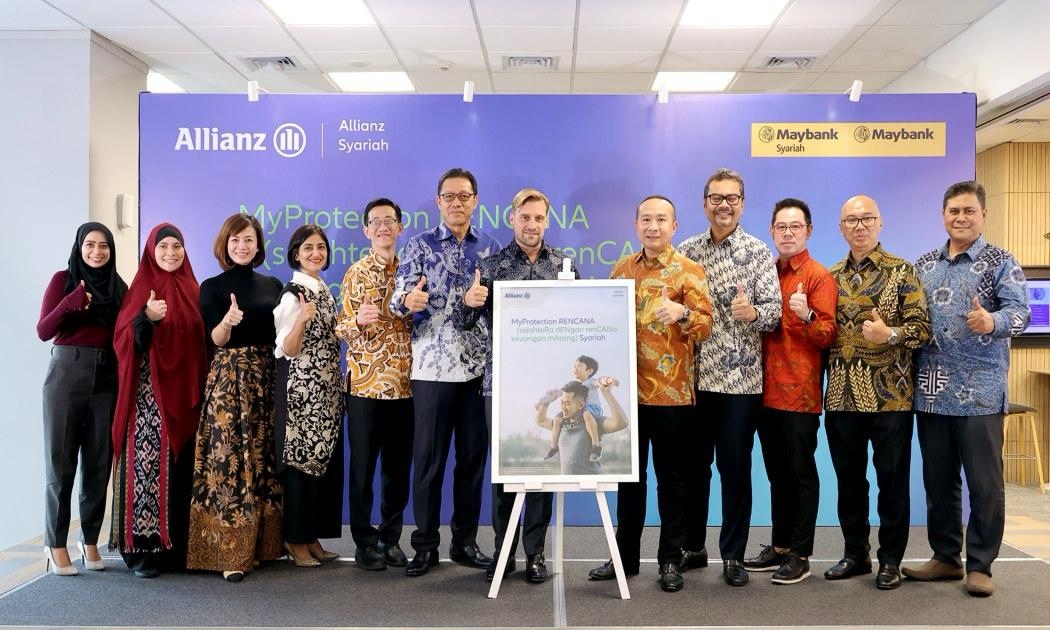 Jajaran management Allianz Indonesia dan Maybank Indonesia berfoto bersama dalam kesempatan peluncuran produk MyProtection RENCANA Syariah, solusi perlindungan asuransi jiwa tradisional berbasis syariah untuk memproteksi rencana finansial keluarga. dok. ist. Allianz Syariah & Maybank Luncurkan MyProtection RENCANA Syariah