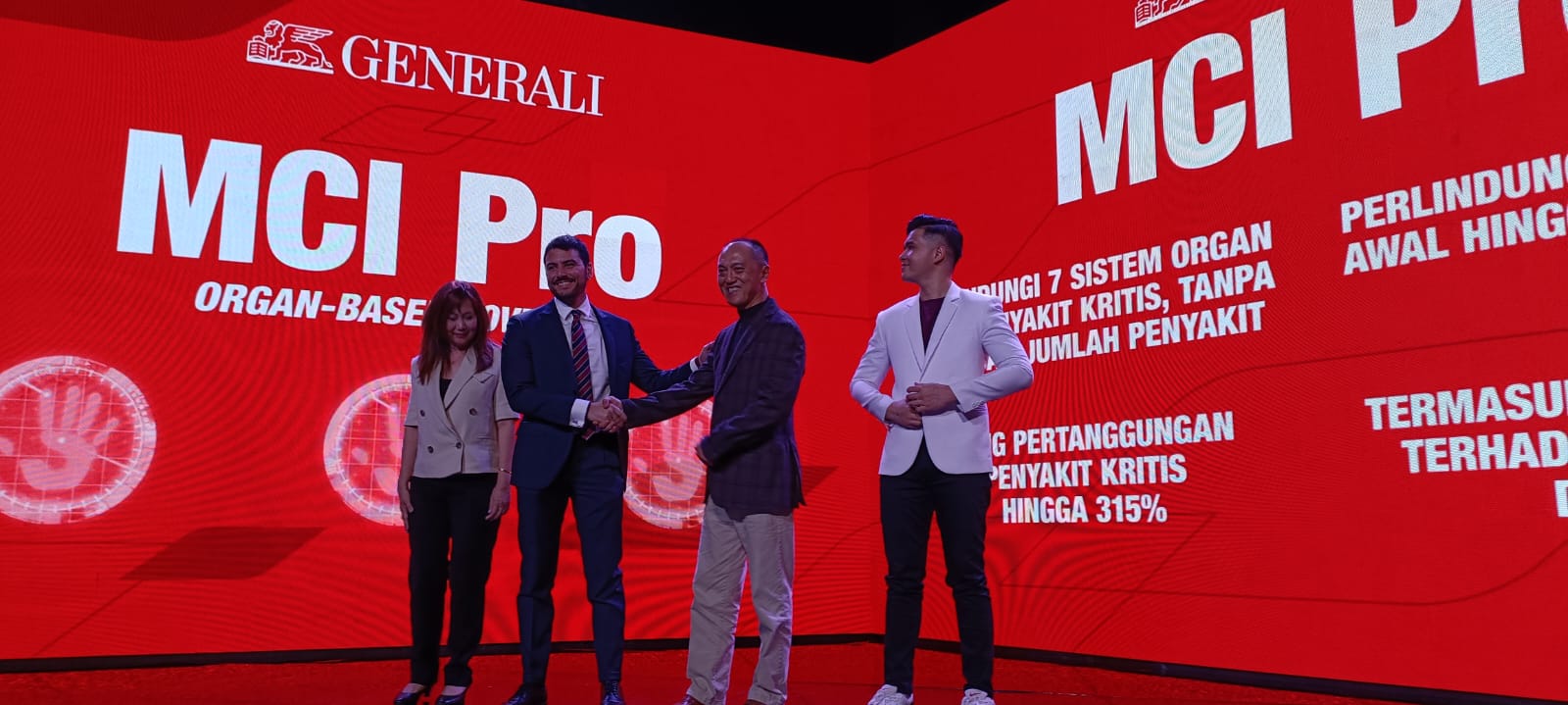 Manajemen Generali Indonesia, Edy Tuhirman selaku CEO (kedua dari kanan), Jutany Japit selaku Direktur dan Chief Operation Officer (kiri) dan Dr. dr. Vito A. Damay SpJP(K), MKes, AIFO-K, FIHA, FICA, FAsCC selaku Praktisi dan Edukator Kesehatan (kanan) dan Giovanni Finarelli Baldassarre selaku The Head of the Economic and Commercial Section, The Embassy of Italy (kedua dari kiri) saat sesi seremoni peluncuran MCI PRO. dok. ist. Generali Indonesia Luncurkan MCI Pro, Perlindungan Penyakit Kritis