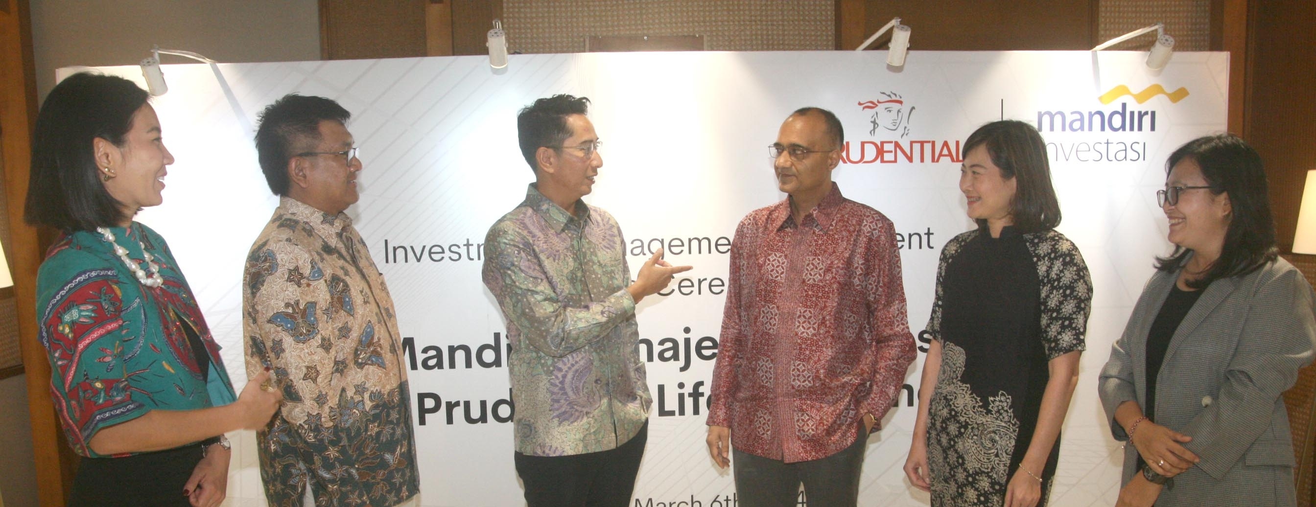 Chief Financial Officer Prudential Indonesia, Adit Trivedi (ketiga kanan) bersama Chief Partnership Distribution Officer Prudential Indonesia, Ivy Widjaja (kedua kanan) dan Head of Investment Prudential Indonesia, Ni Made Muliartini (paling kanan) berdiskusi bersama Direktur Utama PT Mandiri Mandiri Investasi, Aliyahdin Saudi (ketiga kiri), Direktur Sales & Produk Mandiri Investasi, Arief Budiman (kedua kiri), dan Head of Sales Mandiri Investasi, Vina Cahyadi (paling kiri), seusai penandatanganan perjanjian kontrak pengelolaan subdana baru tersebut. dok. ist. Perluas Investasi, Prudential Indonesia-Mandiri Investasi Kerja Sama
