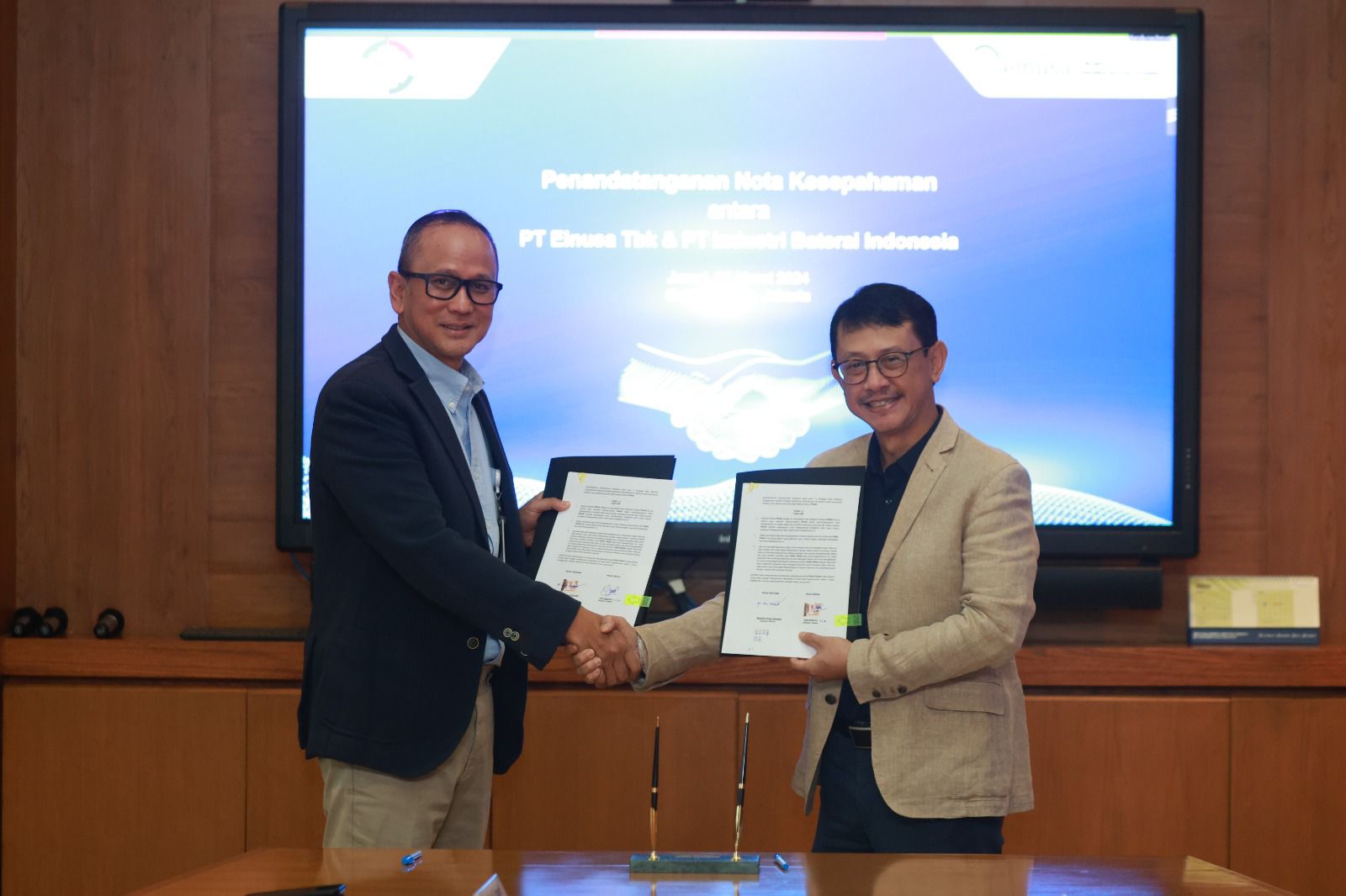 Penandatanganan dilakukan oleh Direktur Utama Elnusa Bachtiar Soeria Atmadja bersama Direktur Utama PT Industri Baterai Indonesia Toto Nugroho. dok. ist. Kembangkan Ekosistem Kendaraan Listrik, Elnusa (ELSA) Gandeng IBC