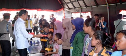 Presiden Joko Widodo mengunjungi posko pengungsian warga terdampak banjir di SMK Ganesa Demak, Kabupaten Demak, Provinsi Jawa Tengah, pada Jumat, 22 Maret 2024. dok. BPMI Setpres/Muchlis Jr. Harta Kekayaan Presiden Jokowi Rp95,82 Miliar, Naik Rp13,45M