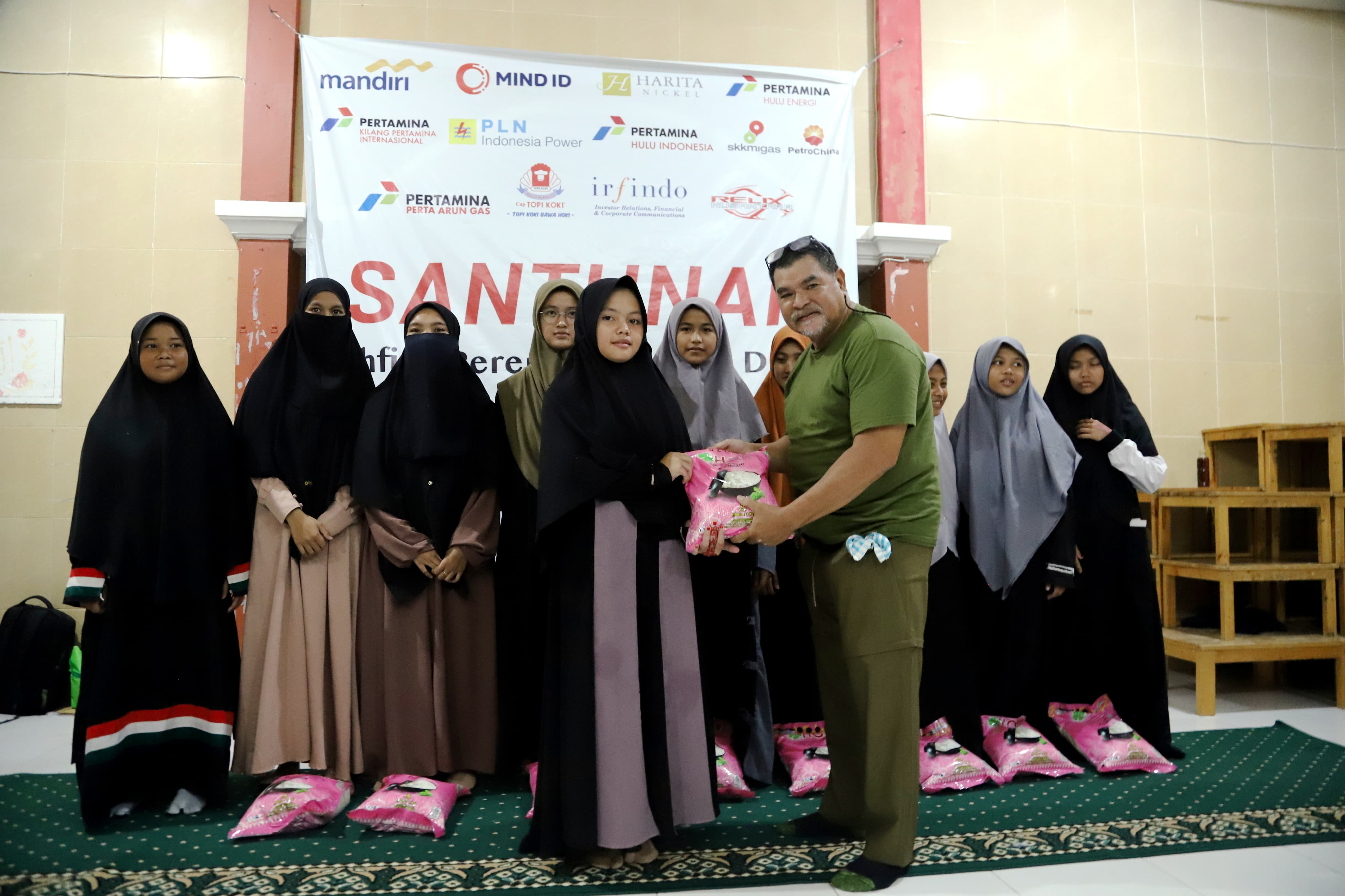 Jurnalis Mancing Indonesia (JMI) berbagi santunan kepada anak yatim piatu dan duafa dalam bulan Ramadan 2024. Ramadan 2024, JMI Santuni 63 Santri Penghafal Alquran