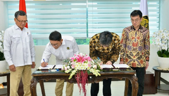 Sekjen ESDM Dadan Kusdiana dan Chief Operating Officer ERIA, Koji Hachiyama, mendandatangani kerja sama akselerasi transisi energi disaksikan Menteri Energi dan Sumber Daya Mineral (ESDM) Arifin Tasrif dan Presiden ERIA, Tetsuya Watanabe, di Kantor Kementerian ESDM Jakarta, Senin (25/3), Kementerian ESDM-ERIA Jalin Kerja Sama Akselerasi Transisi Energi