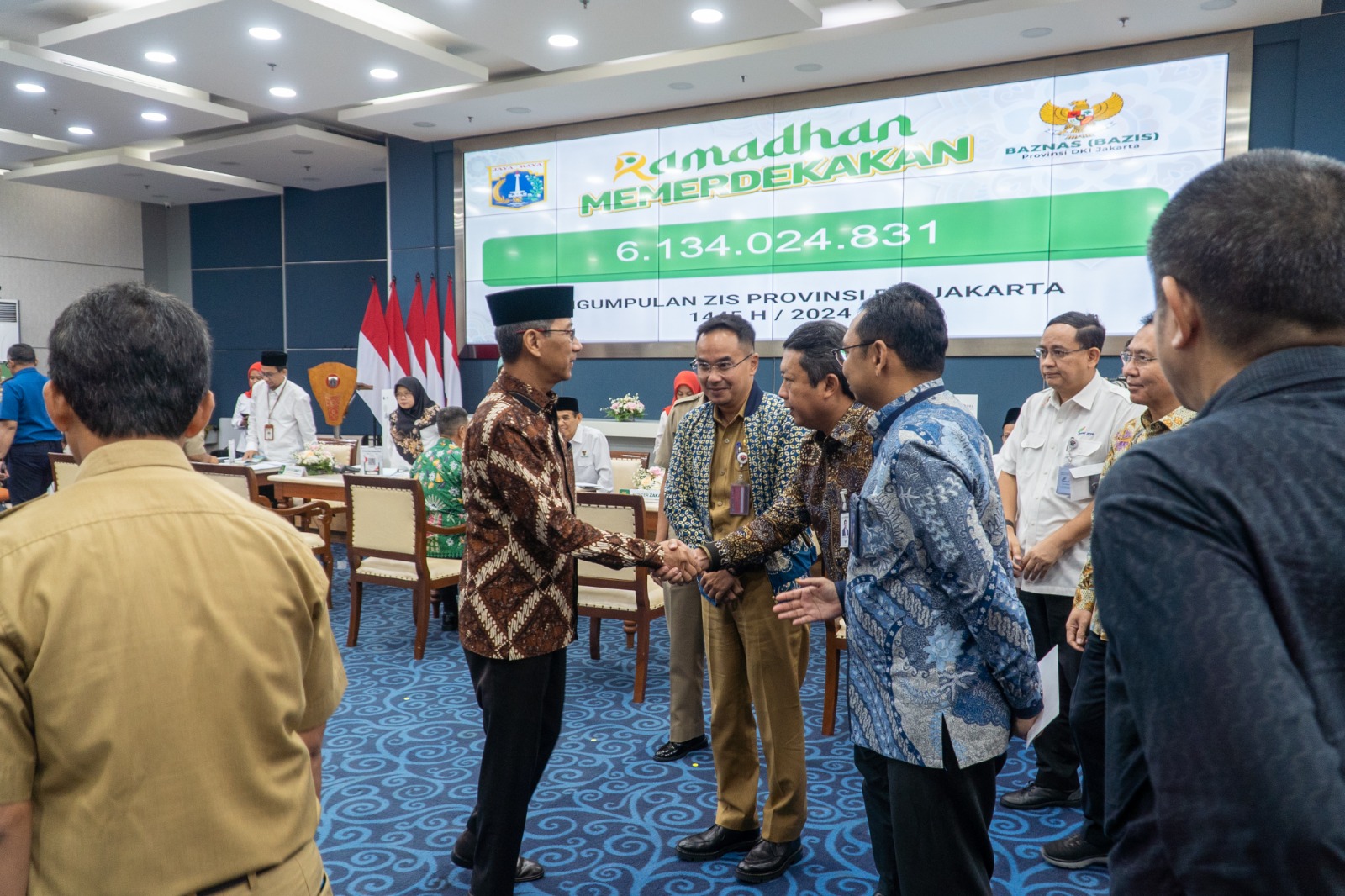 Direktur Teknologi dan Operasional merangkap Pelaksana Tugas (Plt.) Direktur Utama Bank DKI, Amirul Wicaksono beramah tamah dengan Pj Gubernur DKI Jakarta, Heru Budi Hartono dalam acara Penunaian Zakat Infak, dan Sedekah (ZIS) Pemerintah Provinsi DKI Jakarta dengan tema Mitra Strategis 2023, Bank DKI Terima Penghargaan dari Baznas