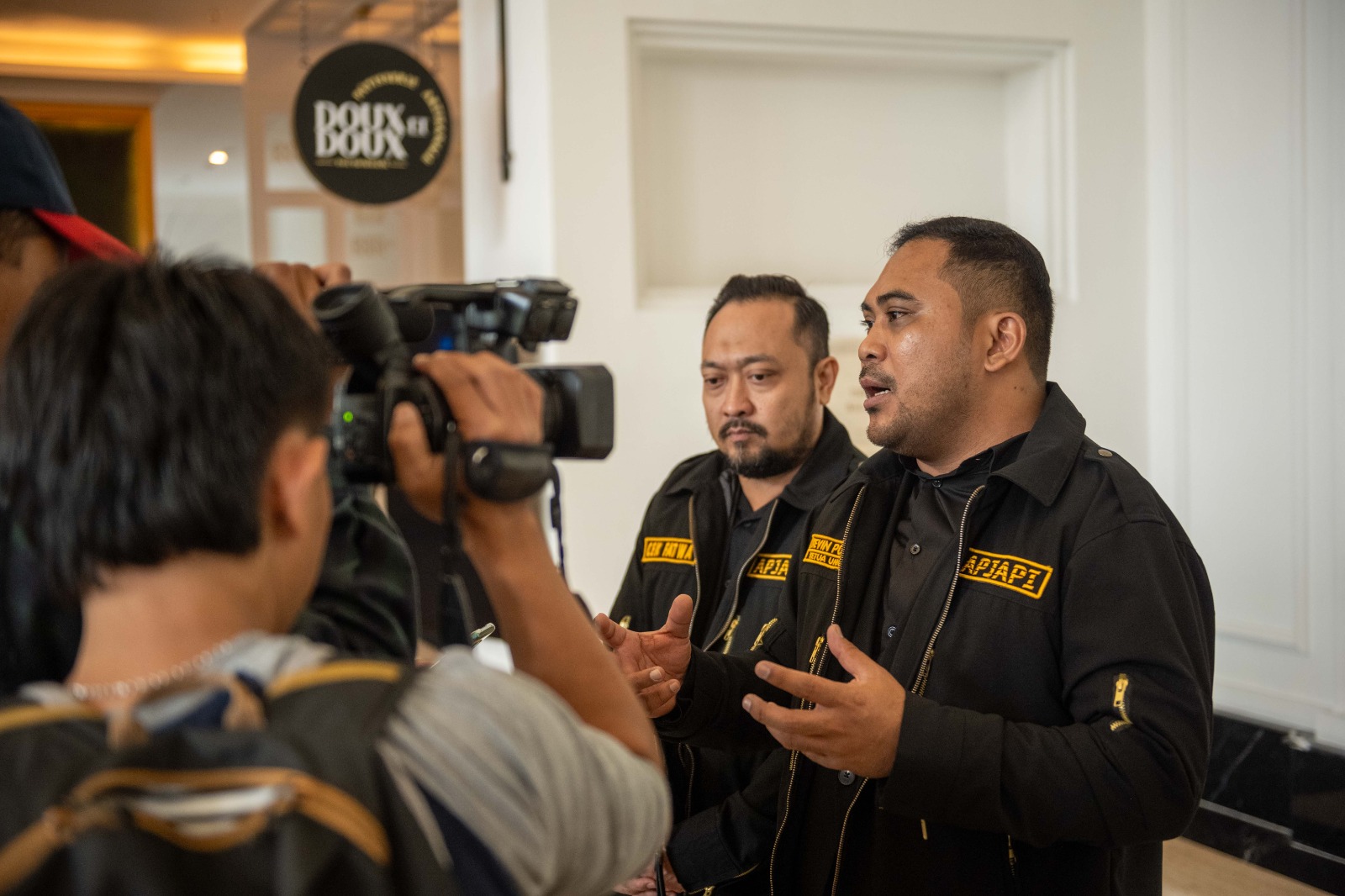 Ketua Umum APJAPI, Kevin Agatha Purba (kanan), menjelaskan APJAPI selalu berupaya meningkatkan standar profesionalisme dan integritas dalam industri penagihan. dok. ist. Peristiwa Tragis Menimpa Debt Collector di Palembang, APJAPI Prihatin