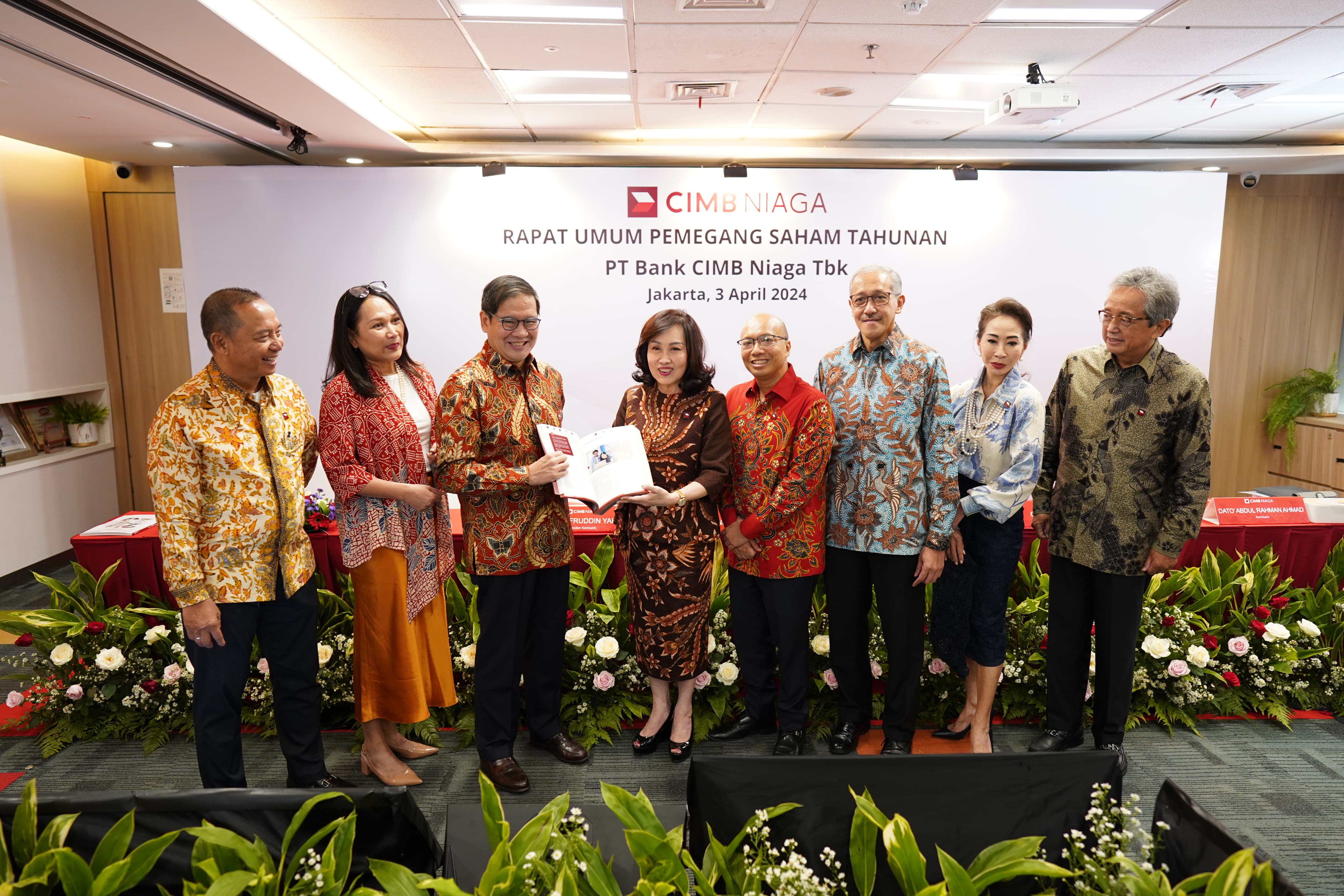 Presiden Komisaris CIMB Niaga Didi Syafruddin Yahya (ketiga kiri) bersama Presiden Direktur CIMB Niaga Lani Darmawan (keempat kiri), Wakil Presiden Komisaris Independen CIMB Niaga Glenn Muhammad Surya Yusuf (kanan), Komisaris CIMB Niaga Dato’ Abdul Rahman Ahmad (keempat kanan), Komisaris Independen CIMB Niaga Dody Budi Waluyo* (ketiga kanan), Komisaris Independen CIMB Niaga Sri Widowati (kedua kiri), Direktur Compliance, Corporate Affairs and Legal CIMB Niaga Fransiska Oei (kedua kanan), dan Komisaris Independen CIMB Niaga Periode 2016-2024 Jeffrey Kairupan (kiri) pada Rapat Umum Pemegang Saham Tahunan (RUPST) CIMB Niaga di Jakarta, Rabu (3/4/2024). dok. CIMB Niaga. RUPST CIMB Niaga (BNGA) Angkat Kembali 3 Direksi, dan 2 Komisaris