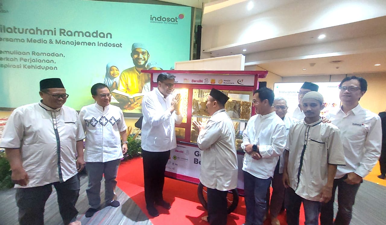 President Director & CEO Indosat Ooredoo Hutchison Vikram Sinha saat memberikan bantuan Gerobak Berkah kepada perwakilan Marbot, di Jakarta, Rabu (03/04). Indosat menegaskan komitmennya dalam memberdayakan masyarakat Indonesia melalui pemberdayaan ekonomi lokal, sebagai kelanjutan program Indosat Berkah Ramadan, bagian dari program tanggung jawab sosial perusahaan (Corporate Social Responsibility/CSR) di bawah pilar filantropi. dok. Indosat. Lebaran, Indosat Persembahkan Unparalleled Network Services Guaranteed