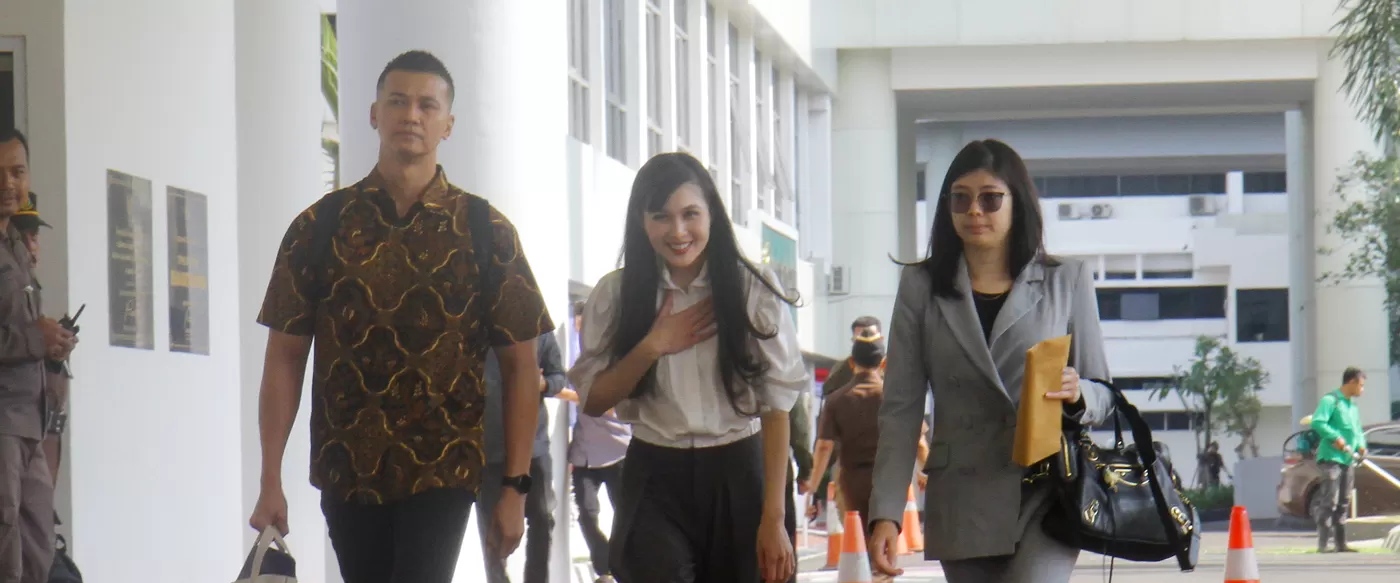 Artis Sandra Dewi mendatangi gedung Kejaksaan Agung, Jakarta, Kamis (4/4/2024), untuk menjalani pemeriksaan sebagai saksi kasus korupsi di PT Timah Tbk (TINS), yang melibatkan suaminya tersangka Harvey Moeis. dok. DERY RIDWANSAH/JAWAPOS.COM. Kasus Korupsi Timah (TINS), Diperiksa Kejagung Sandra Dewi Minta Doa