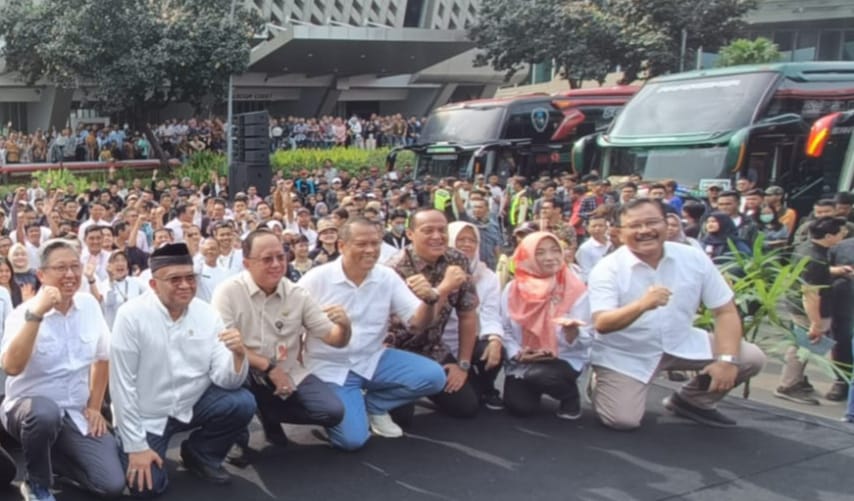 Kiri-Kanan: Direktur UT, Widjaja Kartika, Wakil Menteri Ketenagakerjaan Ir. Afriansyah Noor, ST, M. Si, IPU, Direktur Kelembagaan dan Pencegahan Perselisihan Hubungan Industrial - C. Heru Widhiyanto, SE, MM, Direktur UT, Edhie Sarwono, Direktur Jaminan Sosial Tenaga Kerja, Retna Pratiwi, SH, M. Hum, Direktur Hubungan Kerja dan Pengupahan Ir. Dinar Titus Jogaswitani, MBA, Staf Wamen Dwianto Ananias, Dirjen PHI dan Jamsos, Indah Anggoro Putri. dok. UT. Lebaran 2024, Grup UT Fasilitasi Karyawan Mudik Aman dan Nyaman