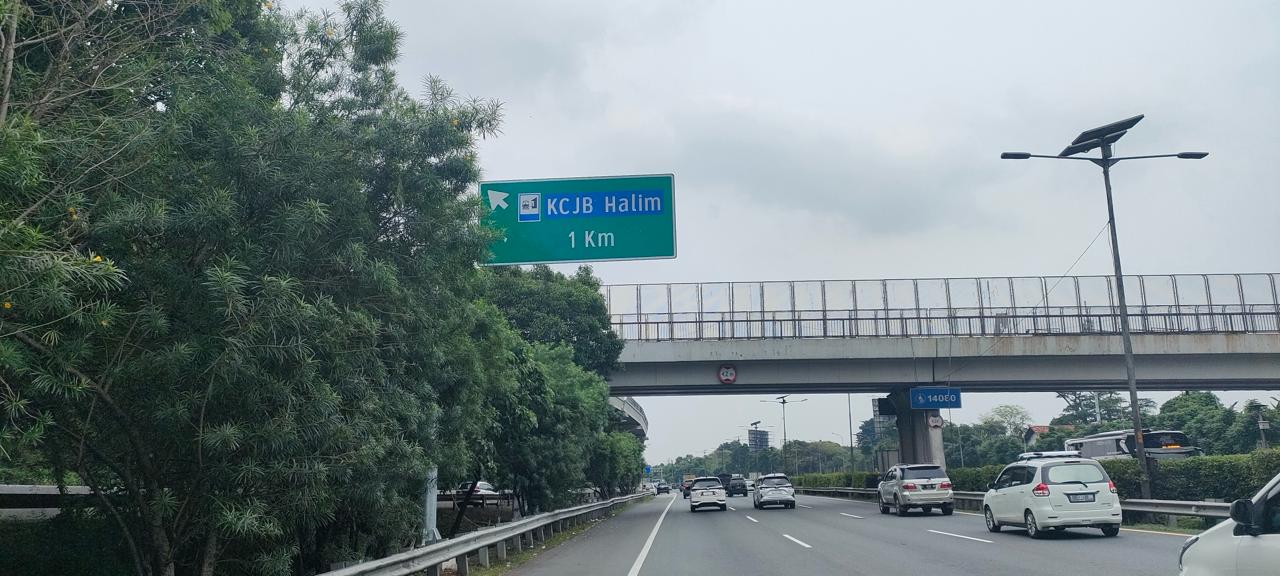 PT Jasa Marga (Persero) Tbk. (JSMR) mengoperasikan Akses Masuk dan Keluar (menuju Stasiun Kereta Cepat Whoosh Halim/D.I. Panjaitan) di Jalan Tol Jakarta-Cikampek KM 01+842 arah Cikampek, mulai Sabtu (6/4/2024). dok. Jasa Marga. Tingkatkan Layanan, JSMR Operasikan Akses Tol ke Stasiun Whoosh Halim