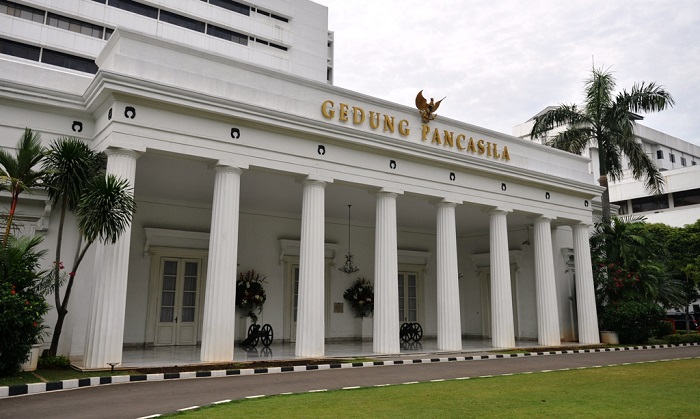 Kemenlu memastikan hingga saat ini tidak ada informasi WNI yang terdampak dalam serangan balasan Iran ke Israel pada Minggu (14/4/2024). Kemenlu Pastikan Tak Ada WNI Terdampak Serangan Iran ke Israel
