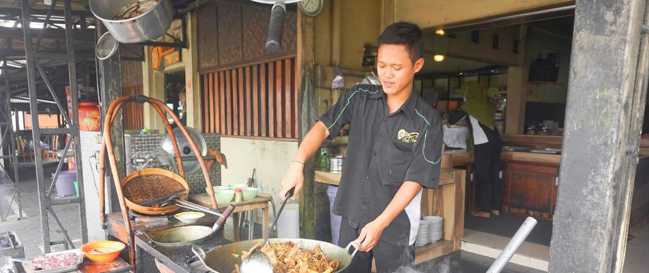 Sate Klathak Pak Pong termasuk salah satu yang melegenda di Yogyakarta. Zakiron alias Pak Pong, pemilik Sate Klathak Pak Pong mengaku merintis usahanya pada tahun 1997 dengan mengontrak sebuah kios kecil pinggir jalan berukuran 6x6 meter di daerah Jejeran, Bantul, Yogyakarta. dok. BRI. Nasabah KUR BRI, Sate Klathak Pak Pong Primadona Wisata Kuliner Yogya
