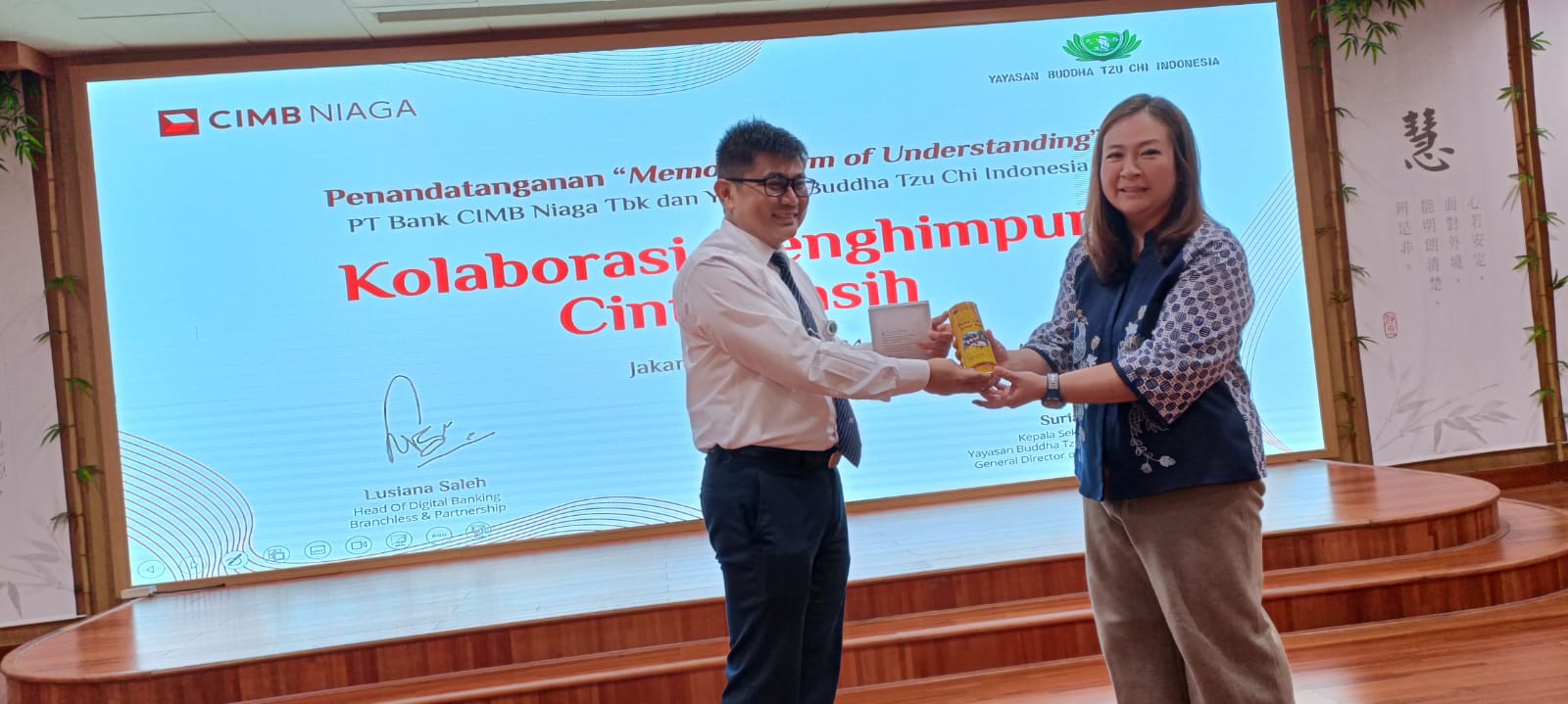 Head of Digital Banking, Branchless & Partnership CIMB Niaga Lusiana Saleh (kanan) dan Kepala Sekretariat Yayasan Buddha Tzu Chi Indonesia sekaligus General Director of Tzu Chi Hospital Suriadi di sela-sela penandatanganan Memorandum of Understanding (MoU) penerimaan pembayaran donasi melalui OCTO Mobile dan OCTO Clicks di Jakarta, Kamis (18/4/2024). Kolaborasi CIMB Niaga-Yayasan Buddha Tzu Chi Indonesia Permudah Donasi
