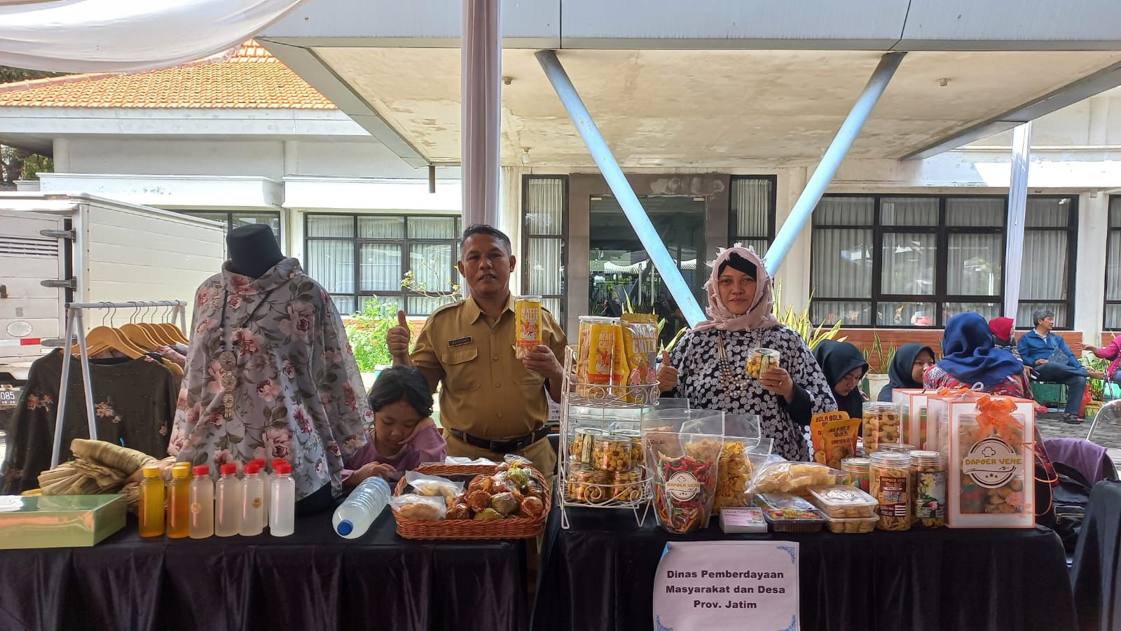 Windayati, wirausaha dari Desa Wage, Aloha, Sidoarjo, Jawa Timur, yang mendapat sokongan PT Bank Rakyat Indonesia (Persero) Tbk. (BBRI). dok. BRI. BRI Bantu Usaha Kue Kering di Sidoarjo Penuhi Permintaan Saat Lebaran