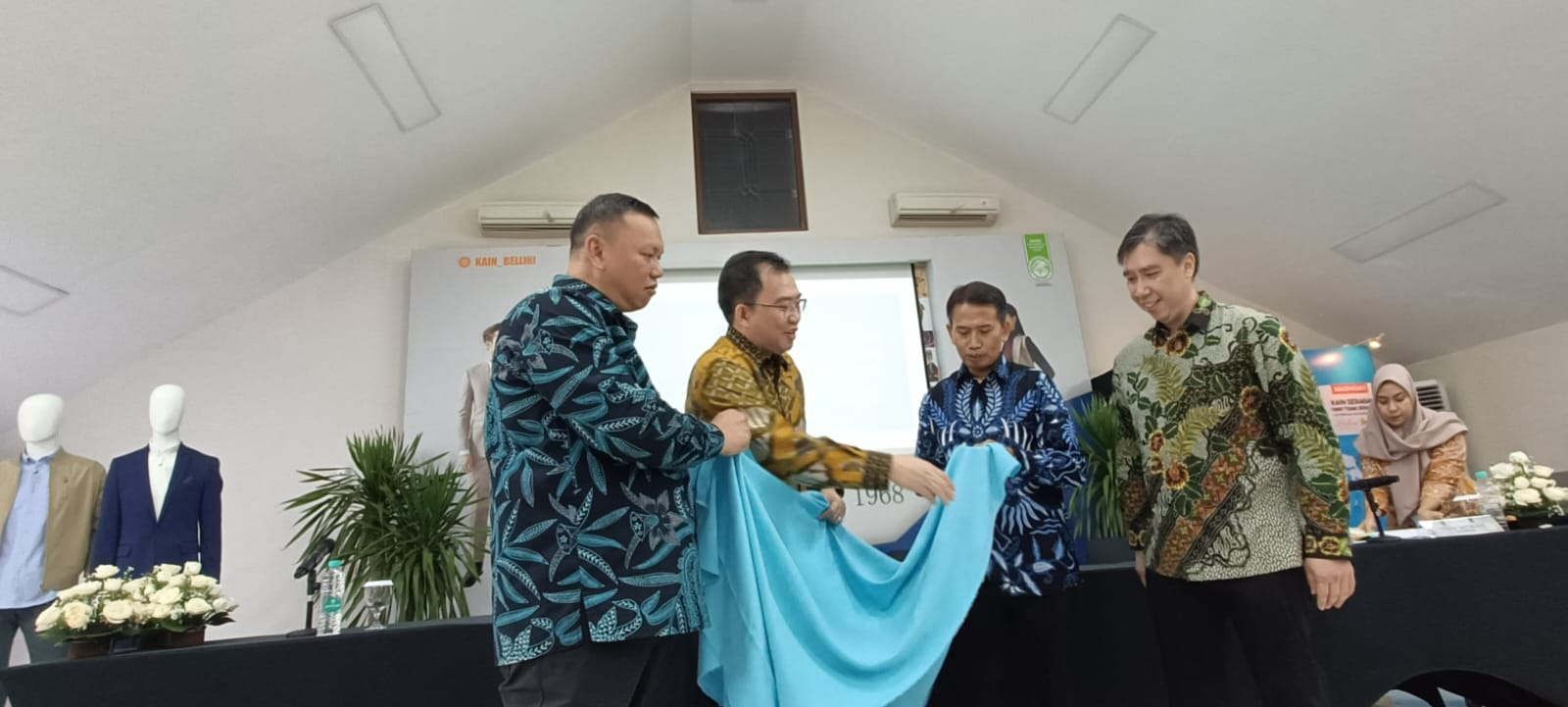 Kiri-kanan 1. Direktur: Lukas Ginting, 2. Direktur Utama: Karsongno Wongso Djaja, 3. Direktur: Wagiyono, 4. Direktur: Heru Jatmiko Harrianto.dok. BELL. Paparkan Strategi 2024, BELL Targetkan Pertumbuhan 15 Persen