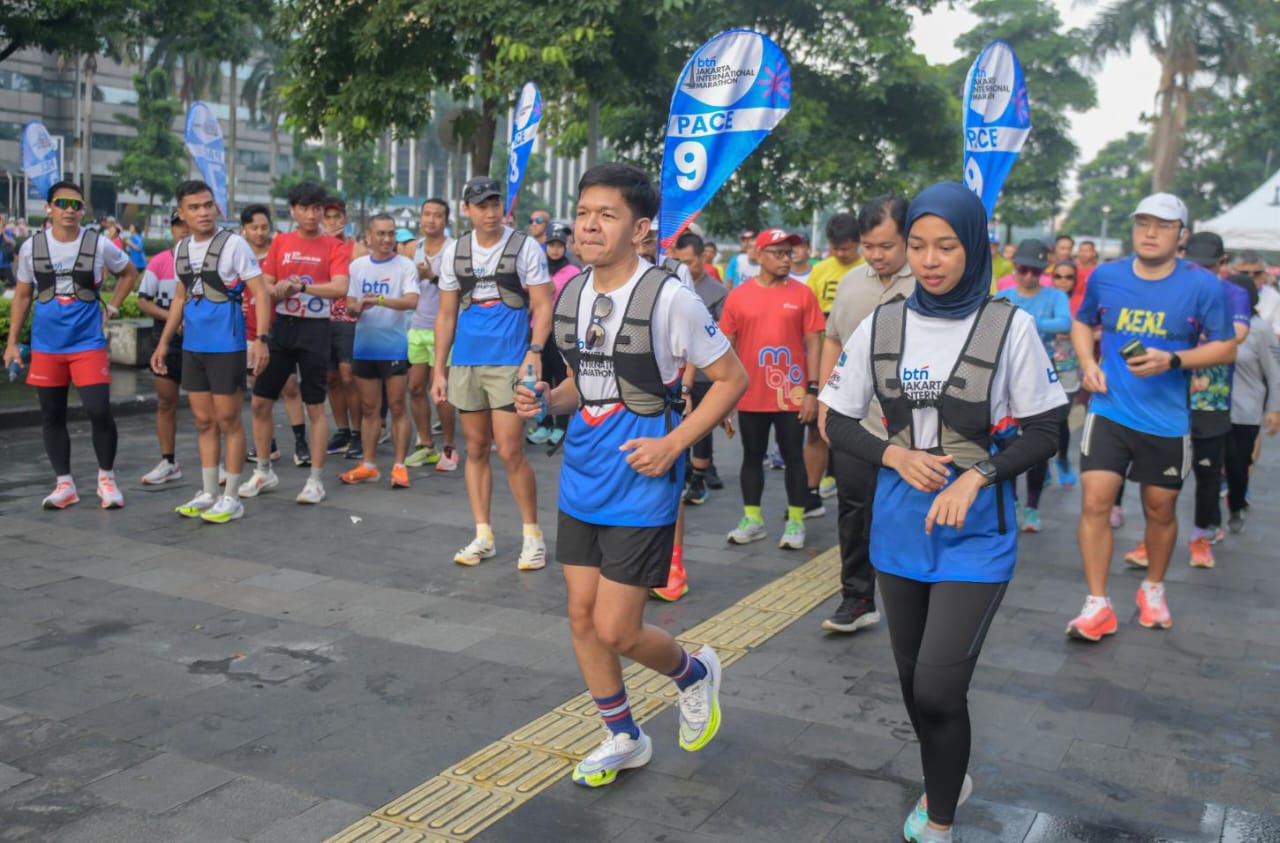 Komunitas pelari melakukan lari bersama sepanjang 10 Kilometer pada acara 42K Dress Rehearsal Run di Jakarta, Minggu (28/4).(Foto: Endang Muchtar Road to BTN Jakim 2024