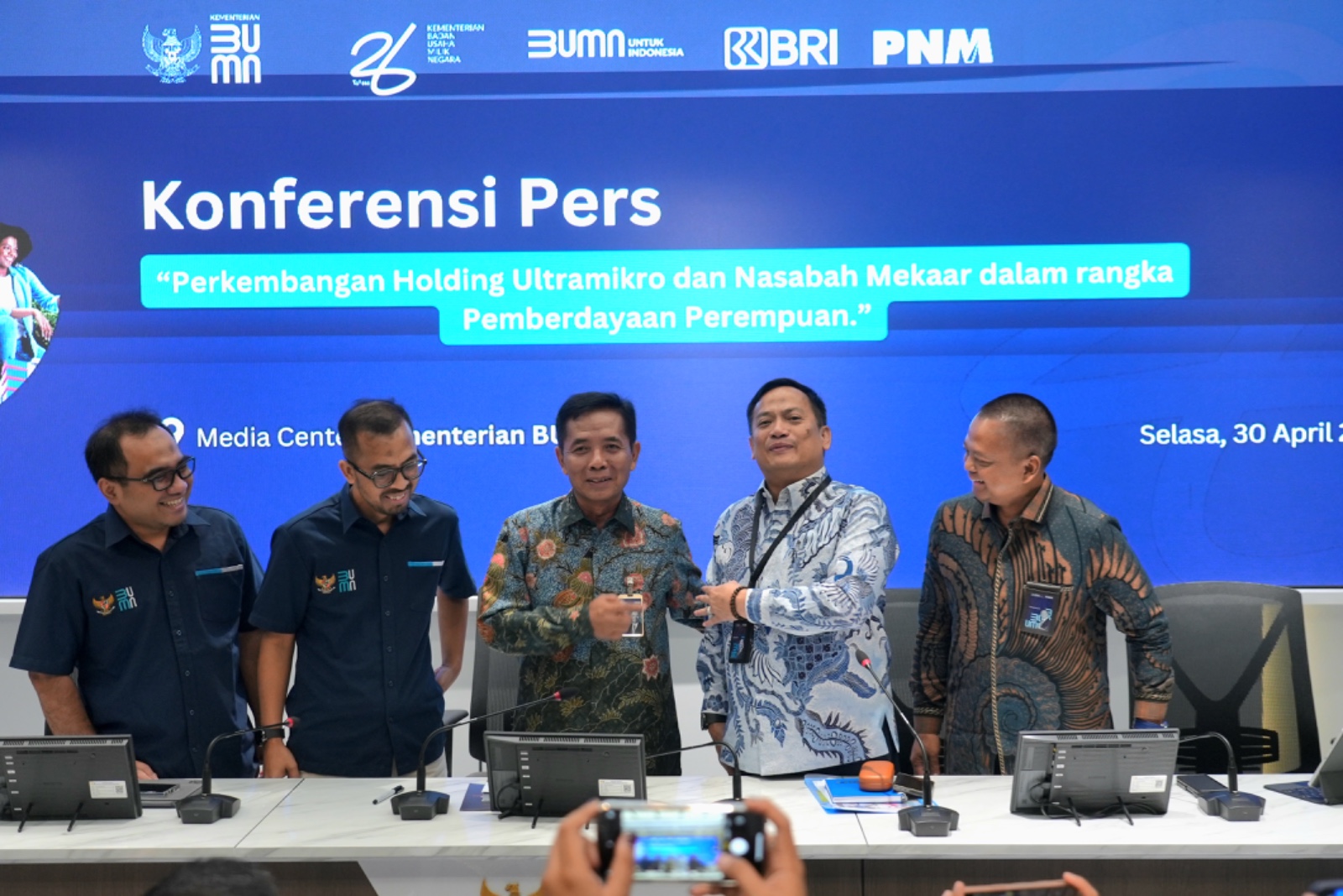 Direktur Bisnis Mikro BRI Supari (tengah) pada Konferensi Pers Perkembangan Holding Ultra Mikro dan Nasabah Mekaar dalam Rangka Pemberdayaan Perempuan, di Media Center Kementerian BUMN pada Selasa (30/4/2024). Juga hadir Direktur Utama Permodalan Nasional Madani (PNM) Arief Mulyadi dan Direktur Bisnis PNM Prasetya Sayekti. dok. BRI. Pemberdayaan Perempuan Terus Meningkat, Ini Peran Holding Ultra Mikro