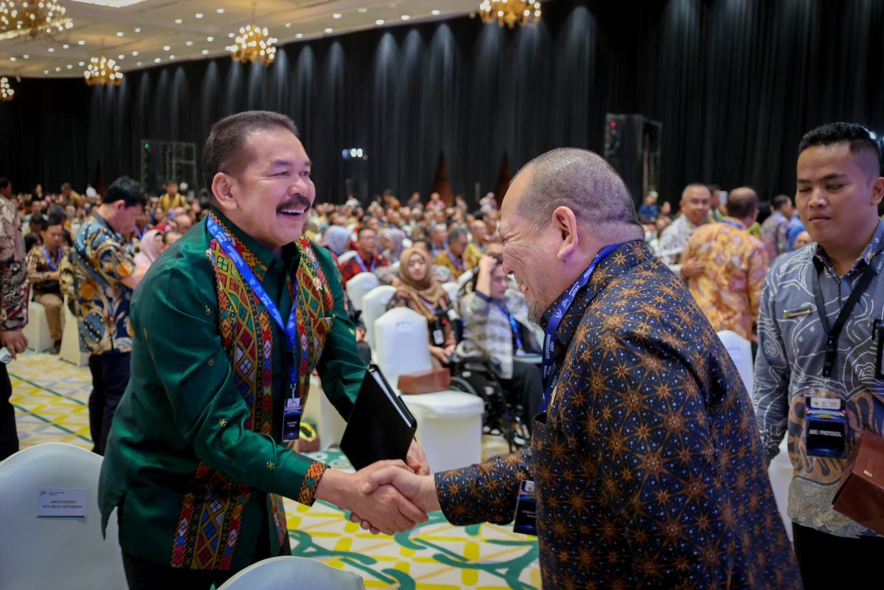 Ketua DPD RI, AA LaNyalla Mahmud Mattalitti bersalaman dengan Jaksa Agung ST Burhanuddin (kiri). dok. DPD RI. Anomali Cuaca, Ketua DPD Minta Pemda Koordinasi Mitigasi dengan BRIN