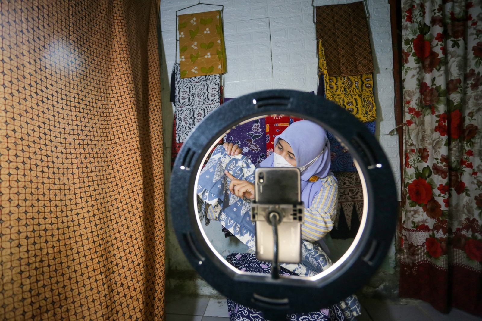 Perbankan nasional masih menjadi tempat yang sangat aman untuk menyimpan uang. Pasalnya, perbankan adalah lembaga keuangan yang diawasi dengan ketat oleh regulator. Masyarakat disebut tak perlu khawatir dan harus tetap percaya terhadap kinerja perbankan nasional. dok. BRI. Hoax Uang Hilang, Pengamat Ungkap Menabung di Bank Sangat Aman