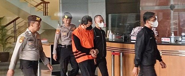 Bupati Sidoarjo Ahmad Muhdlor Ali alias Gus Muhdlor mengenakan rompi oranye bertuliskan tahanan Komisi Pemberantasan Korupsi (KPK), Selasa (7/5/2024). dok. Kompas. Usai Jalani Pemeriksaan Selama 7 Jam, Bupati Sidoarjo Ditahan KPK
