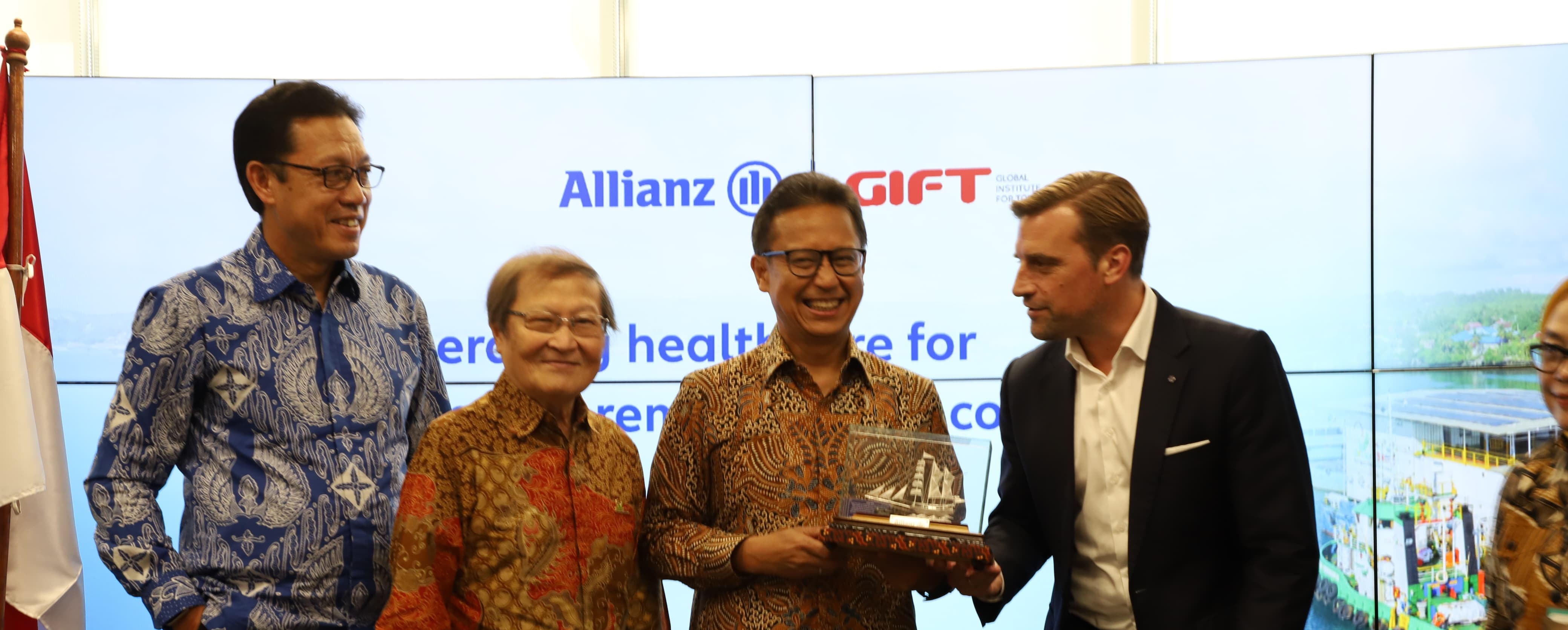 Alexander Grenz, Country Manager dan Direktur Utama Allianz Life Indonesia memberikan cendera mata kepada Budi Gunadi Sadikin, Menteri Kesehatan Republik Indonesia, sebagai tanda terima kasih dalam acara Public Forum: Accelerating Healthcare for Indonesia’s Remote Island Communities (Percepatan Pelayanan Kesehatan untuk Masyarakat di Pulau-pulau Terpencil di Indonesia). dok. Allianz Life Indonesia. Sinergi Allianz, Percepatan Layanan Kesehatan Gunakan RS Kapal