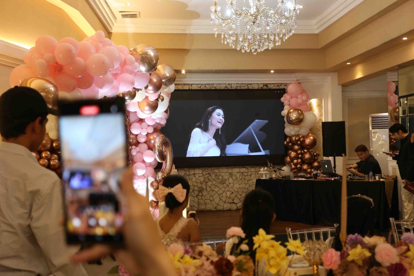Keizia Aprilia baru saja mengeluarkan single berjudul Menyerah. Lagu tersebut ia ciptakan berdasarkan pengalaman pribadi temannya yang ditinggal pacar. Liriknya terinspirasi dari sebuah buku ‘poetry’ yang ia baca saat sedang mengarang lagu ini Zia Penyanyi Pendatang Baru, Rilis Single Berjudul Menyerah