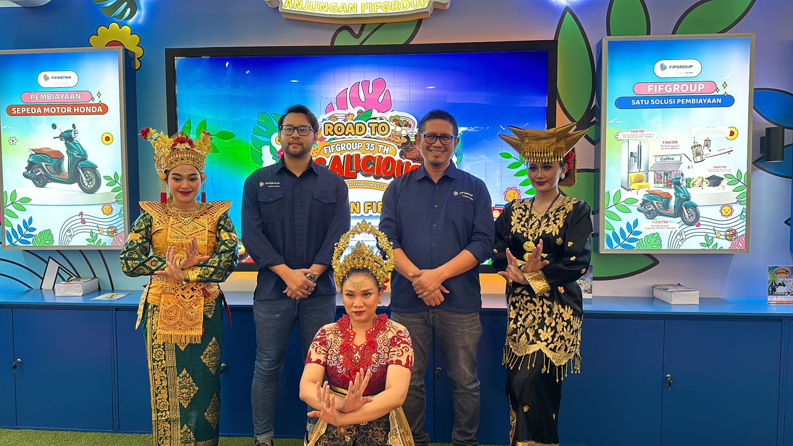 Peresmian booth Anjungan Road to FIFGROUP 35th LOCALICIOUS oleh Kepala FIFGROUP Wilayah Jakarta-Tangerang 1, Cok Agung Budhiatmika (kedua dari kiri posisi berdiri), dan Kepala FIFGROUP Wilayah Jawa Barat 2, Hendra Sugara Martha (kedua dari kanan posisi berdiri). dok. ist. FIFGROUP 35th LOCALICIOUS, Wisata Kuliner di Mal Ciputra Cibubur
