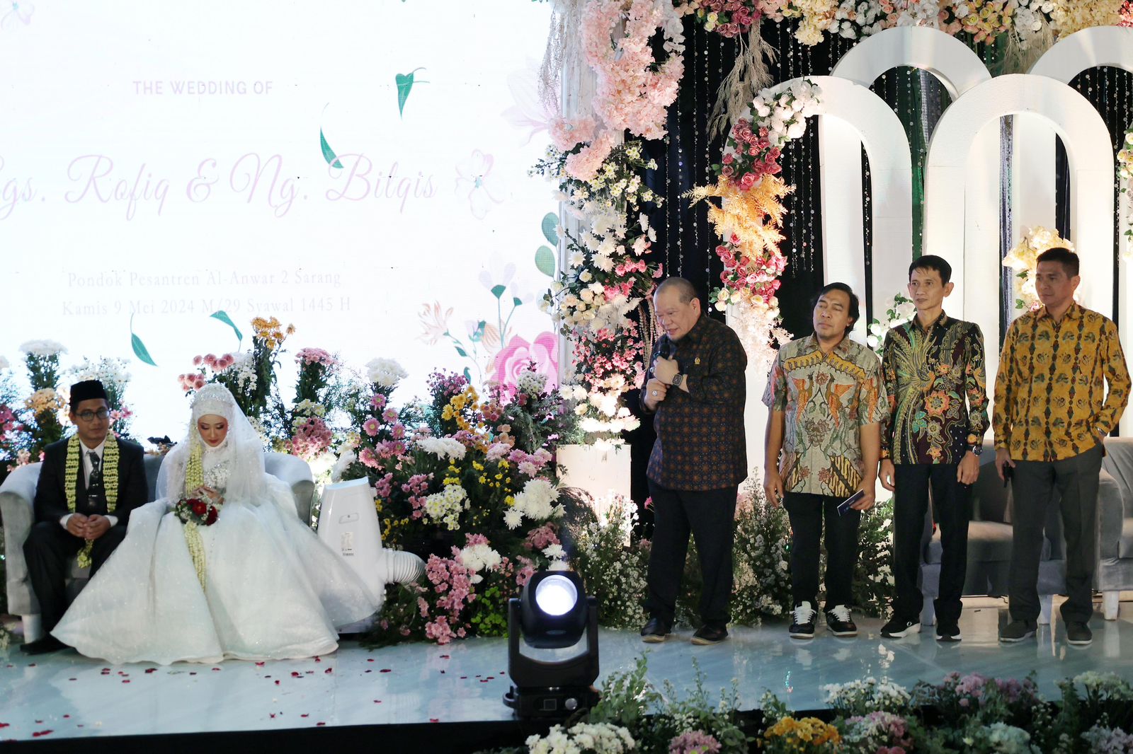 Ketua DPD LaNyalla Mahmud Mattalitti menghadiri acara ngunduh mantu Rofik Mahdi Ubab (Gus Rofik), putra ulama kharismatik asal Rembang, Jawa Tengah, KH Abdullah Ubab Maimoen dari Pondok Pesantren Al-Anwar Sarang, Rembang. Gus Rofik menikahi Bilqis Choliliya (Ning Bilqis), putri KH M Abdul Hakim Chollil dari Pondok Pesantren Sunan Plumbon, Temanggung, Jawa Tengah. Pesan Ketua DPD ke Pasangan Gus Rofik-Ning Bilqis, Teladani Rasulullah