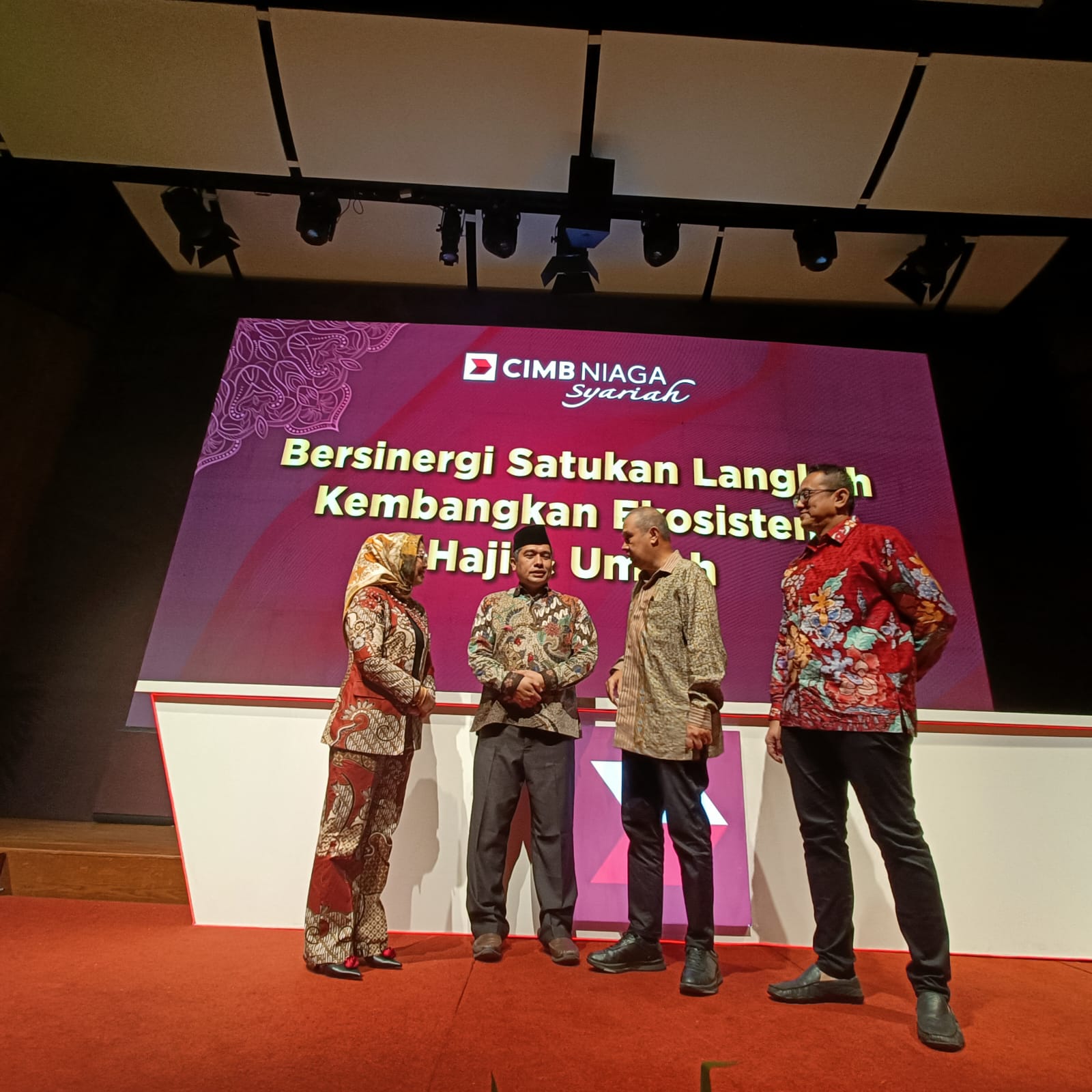 Direktur Syariah Banking CIMB Niaga Pandji P. Djajanegara (kedua kanan) bersama Anggota Badan Pelaksana - Badan Pengelola Keuangan Haji (BPKH) Harry Alexander (kedua kiri), Head of Region Jakarta A dan Kalimantan CIMB Niaga Evita Barliana (kiri), dan Sharia Funding & Community Head CIMB Niaga Lucky Harfiandi (kanan) di sela-sela acara bertema “Bersinergi Satukan Langkah Kembangkan Ekosistem Haji dan Umrah” di Jakarta, Senin (13/5/2024). dok. ist. CIMB Niaga Syariah Kembangkan Ekosistem Haji dan Umrah