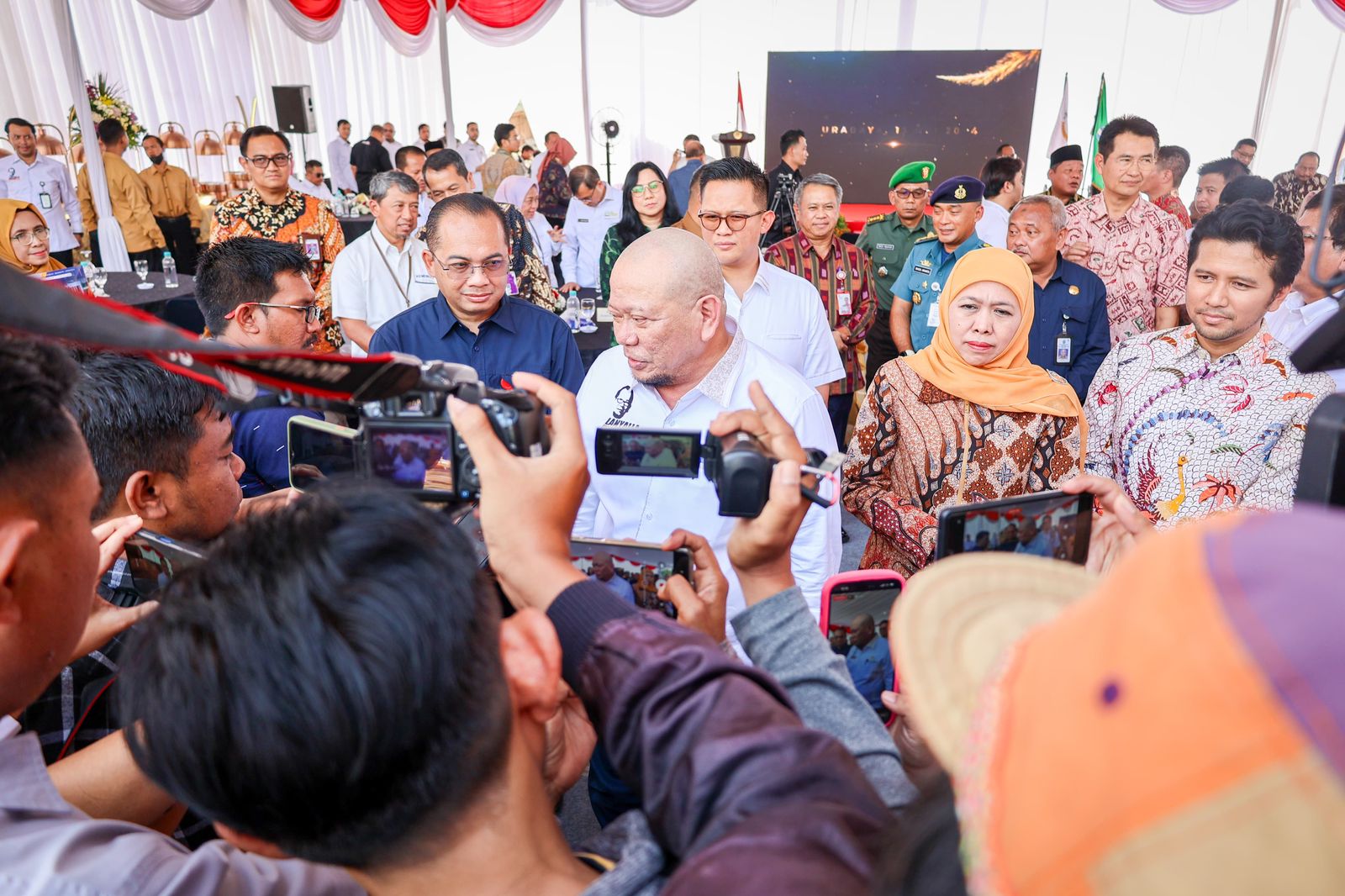 Ketua DPD RI AA LaNyalla Mahmud Mattalitti didampingi Khofifah Indar Parawansa, dan Emil Dardak dalam seremoni peletakan batu pertama pembangunan Kantor Perwakilan DPD RI Provinsi Jawa Timur, di Surabaya, pada Senin (13/5/2024). dok. DPD. Pembangunan Kantor Perwakilan DPD Jatim Terobosan di Tengah Moratorium
