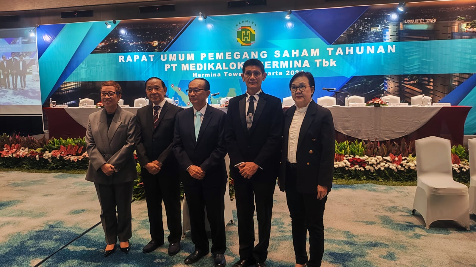 PT Medikaloka Hermina Tbk (HEAL) baru saja menyelesaikan Rapat Umum Pemegang Saham Tahunan (RUPST) untuk tahun buku 2023. Dalam rapat tersebut, pemegang saham menyetujui penggunaan laba bersih sebesar Rp437 miliar untuk membagikan dividen Rp8,5 per lembar. Total dividen tunai Medikaloka Hermina (HEAL) tahun buku 2023 sebesar Rp130,61 miliar. dok. RS Hermina. RS Hermina (HEAL) Tebar Dividen Tunai Rp130,61 Miliar