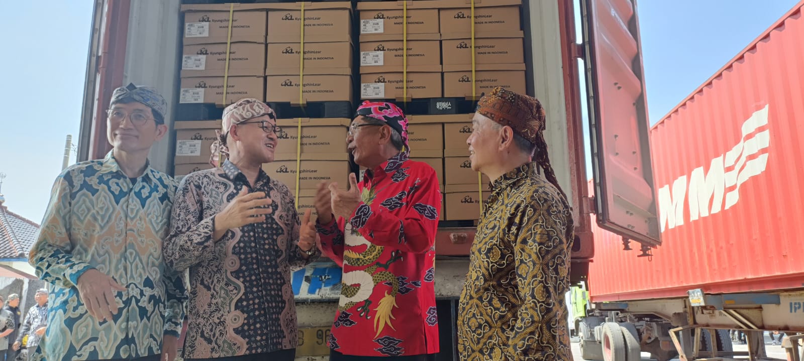 Kiri-Kanan: 1. Mr. Seo Seong Ryung (COO DKI) 2. Mr. Lee Chang Jun (CFO DKI) 3. Mr. Irianto Santoso (CEO Dharma Group) 4. Mr. Partono Bunadi (CEO DKI). dok. DRMA. Torehkan Sejarah, DRMA Ekspor Komponen Otomotif ke Amerika Serikat