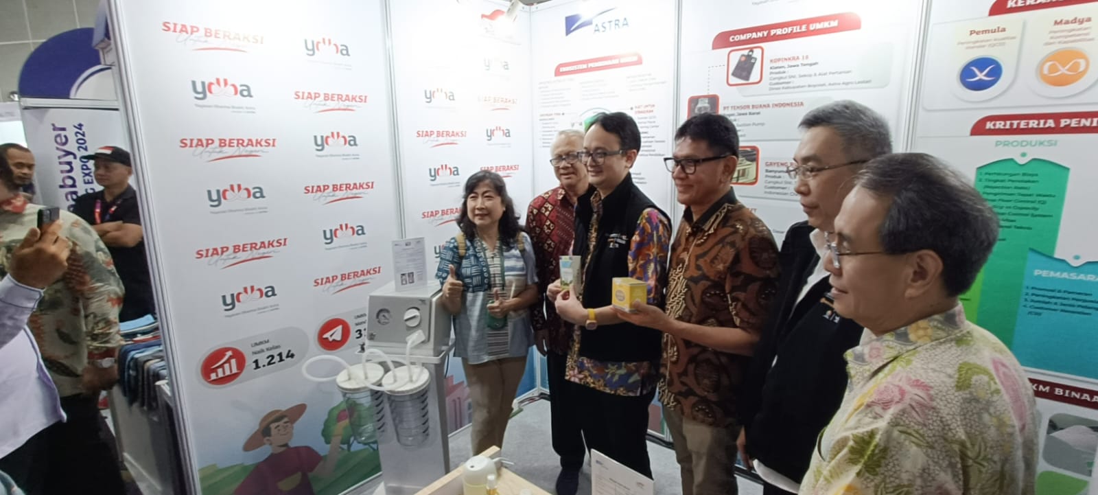 Wakil Menteri Perdagangan RI, Jerry Sambuaga (ketiga kiri) di Booth Astra dalam kegiatan INABUYER B2B2G Expo 2024 yang diselenggarakan pada 15-17 Mei 2024 di SMESCO, Jakarta. Dalam acara tersebut Astra menghadirkan berbagai produk UMKM binaannya mulai dari bidang manufaktur, kerajinan hingga kuliner. dok. Astra-YDBA. Inabuyer 2024, Astra Melalui YDBA Hadirkan Beragam Produk UMKM Binaan