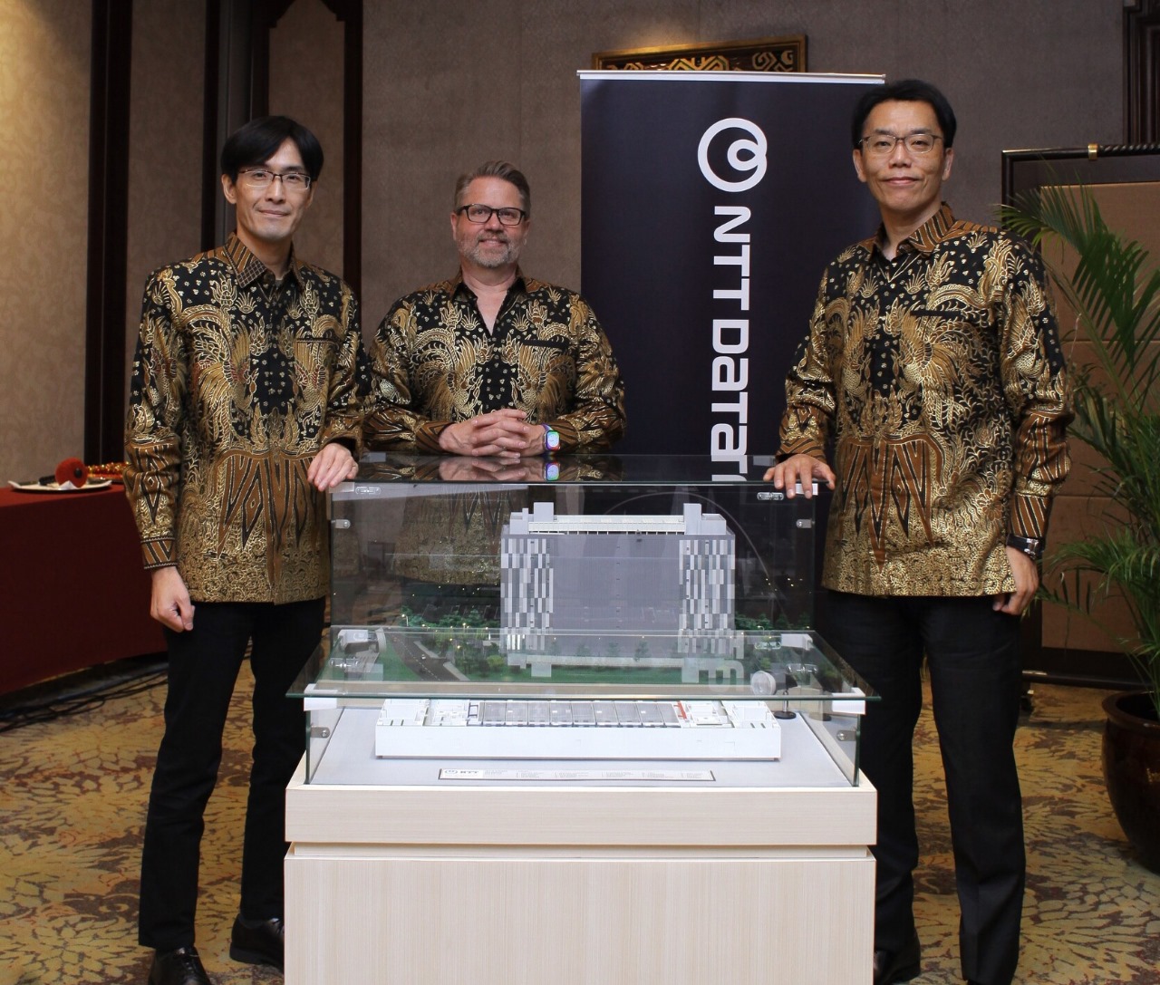 Manajemen NTT DATA serta memaerkan makets pusat data NTT DATA Perluas Platform Jaringan Pusat Data di Indonesia