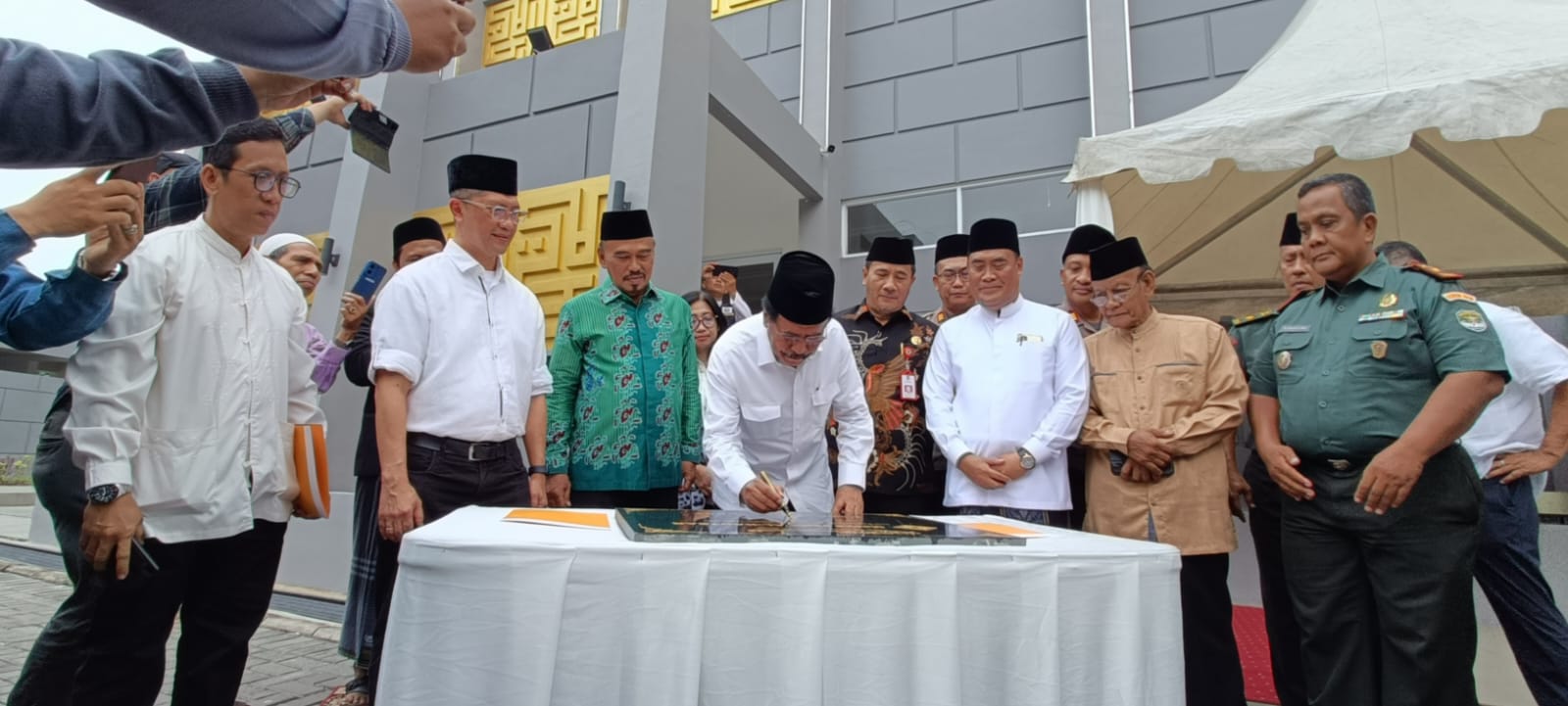 Wakil Komisaris Utama dan Komisaris Independen Intiland Dr. Sofyan A. Djalil menandatangani prasasti peresmian Masjid Jami' Al Kautsar Talaga Bestari, Tangerang, Banten, Kamis (16/5/2024). Prosesi ini juga turut dihadiri Direktur Intiland Permadi Indra Yoga (kedua kiri), Ketua Yayasan Syaidaturoji Abdul Roji (ketiga kiri), dan Staf Ahli Bidang Kemasyarakatan dan SDM Kabupaten Tangerang H Ahmad Kasori mewakili Pj Bupati Tangerang (keempat kanan). dok. ist. Ini Wujud Kepedulian, Talaga Bestari Resmikan Masjid Jami Al-Kautsar