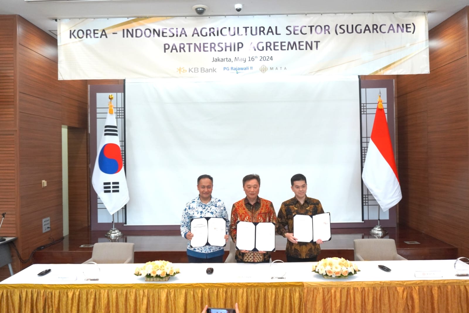 KB Bank (KKBP) menandatangani perjanjian dengan perusahaan produsen gula PT. Pabrik Gula Rajawali II (PG Rajawali II) dan perusahaan data analitik terkait pertanian menggunakan teknologi satelit PT. Mata Langit Solusindo (MATA). di di Kedutaan Besar Korea Selatan, Kamis (16/5/2024). dok. KB Bank. Salurkan Kredit ke Petani Tebu, KB Bank Wujudkan Ketahanan Pangan
