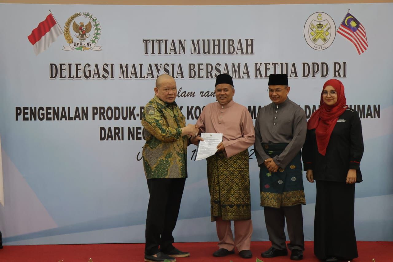 Ketua DPD RI, AA LaNyalla Mahmud Mattalitti pada acara Titian Muhibah Delegasi Malaysia dalam rangka Pengenalan Produk-Produk Kosmetik, Makanan dan Minuman dari Negeri Trengganu Malaysia di Hall Gedung Nusantara V Komplek Parlemen, Senayan, Kamis (16/5/2024). dok. DPD. DPD Dorong Strategi Ekonomi Pengembangan Wilayah Indonesia-Malaysia
