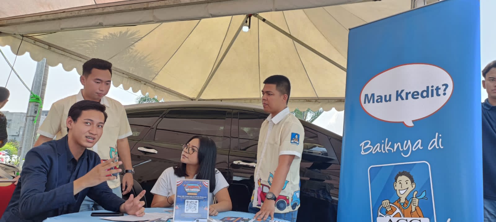 Ki-Ka: Branch Manager ACC Cibinong William Putera dan Account Receivable Management Head Rahmat Fitra meninjau bursa otomotif ACC Cibinong CARnival yang berlangsung 17-19 Mei 2024. ACC Cibinong CARnival menawarkan promo bunga menarik dan juga lucky dip dengan hadiah utama sepeda listrik. dok. ACC. Gelar Cibinong CARnival 2024, ACC Beri Bunga Kredit Spesial